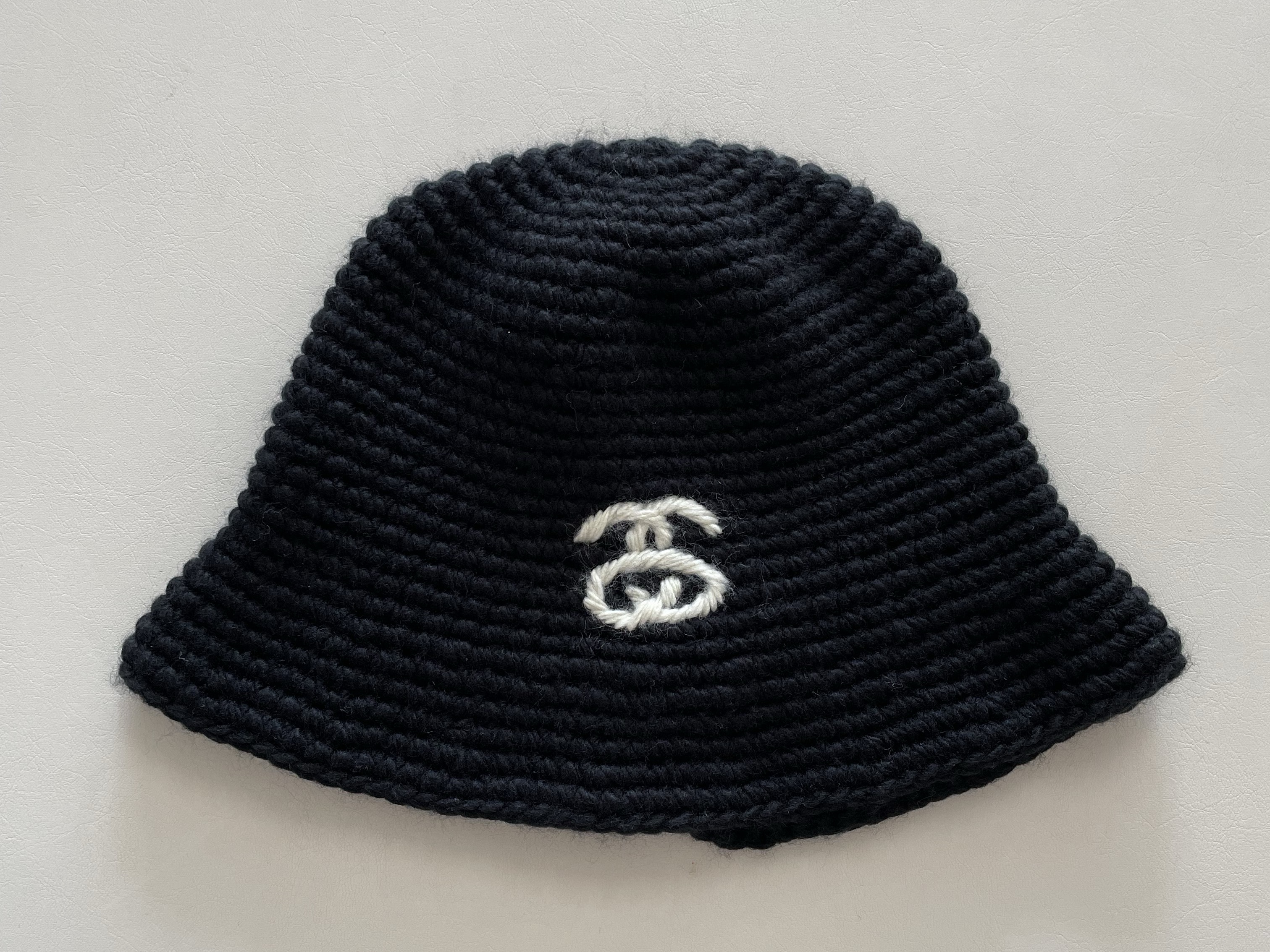 Stussy SS Link Knit Bucket Hat Black 착용 스타일 - 1