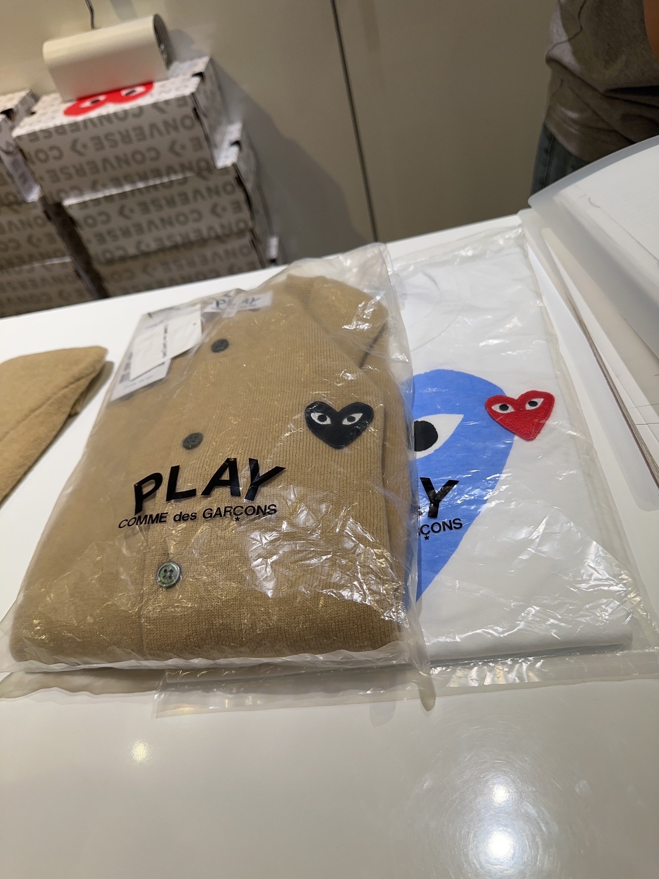 Play Comme des Garcons Blue Heart T-Shirt White, Play Comme des Garcons Black Heart Knit Cardigan Beige 착용 스타일