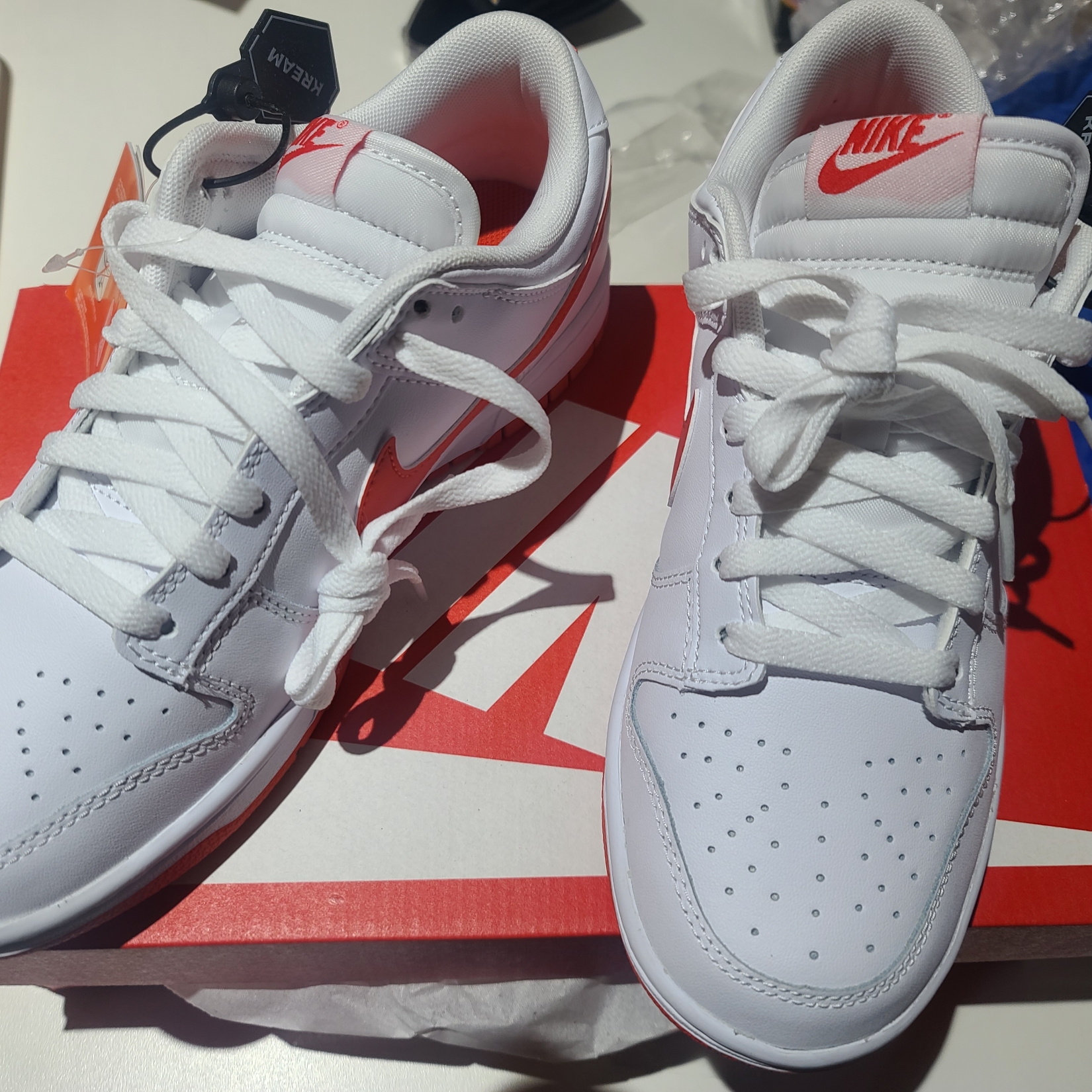 Nike Dunk Low Retro White Picante Red 착용 스타일 - 1