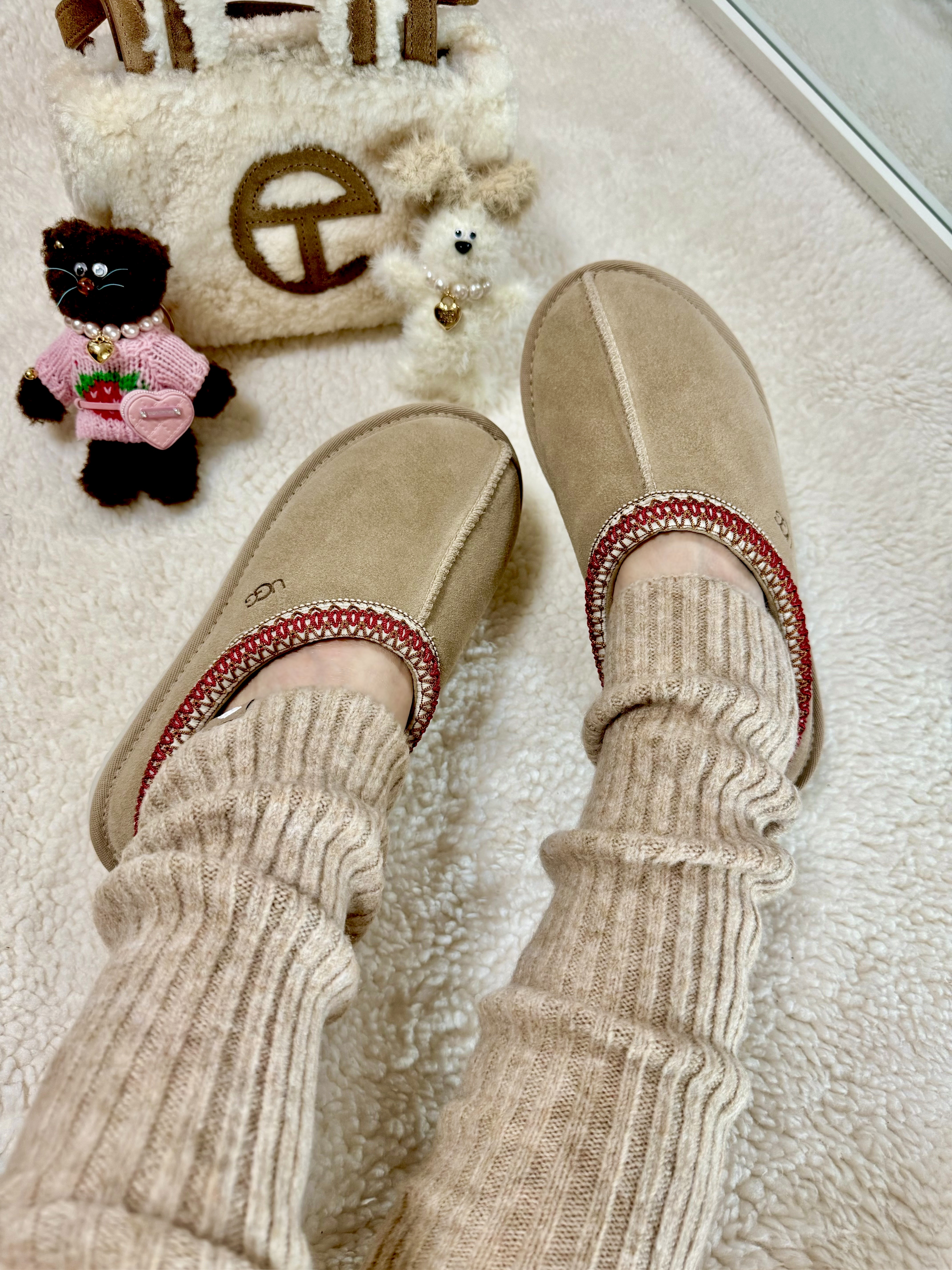 (W) UGG Tasman Slipper Sand Dark Cherry, Margesherwood Wood Baby Keyring White 착용 스타일 - 2
