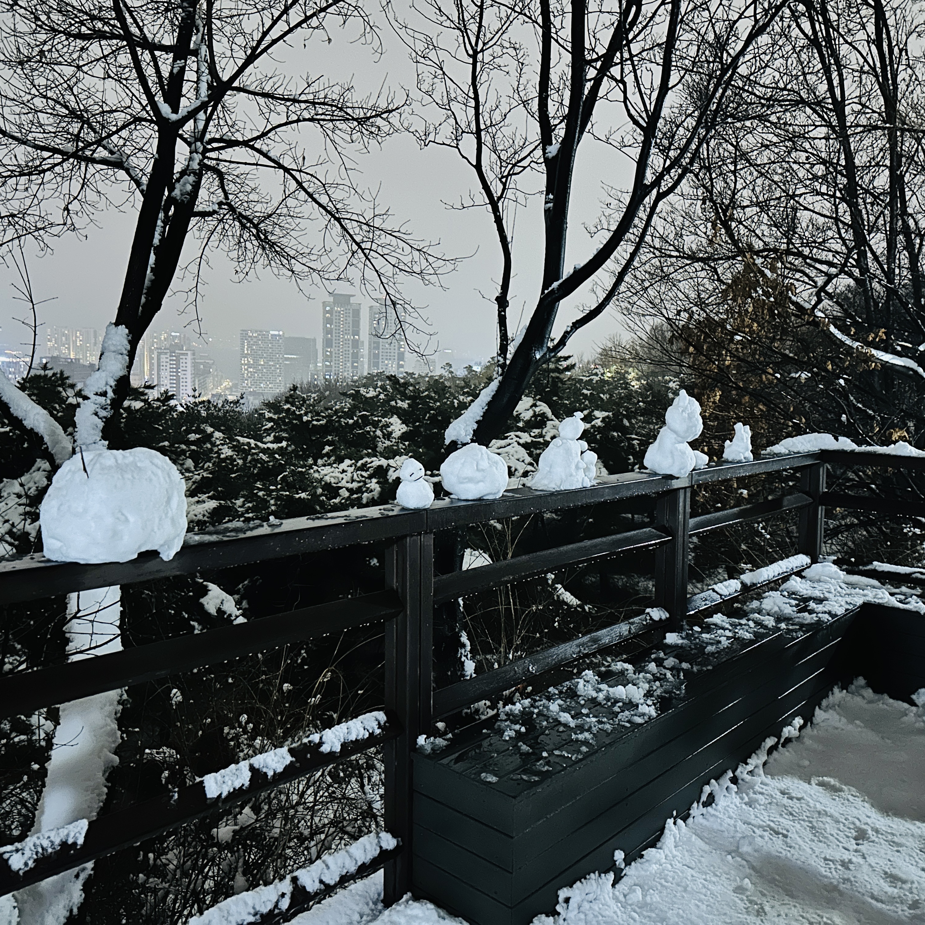 Apple AirPods Pro 2nd Gen (Korean Ver.), New Balance FuelCell SC Elite v3 White - 2E Wide 착용 스타일 - 7