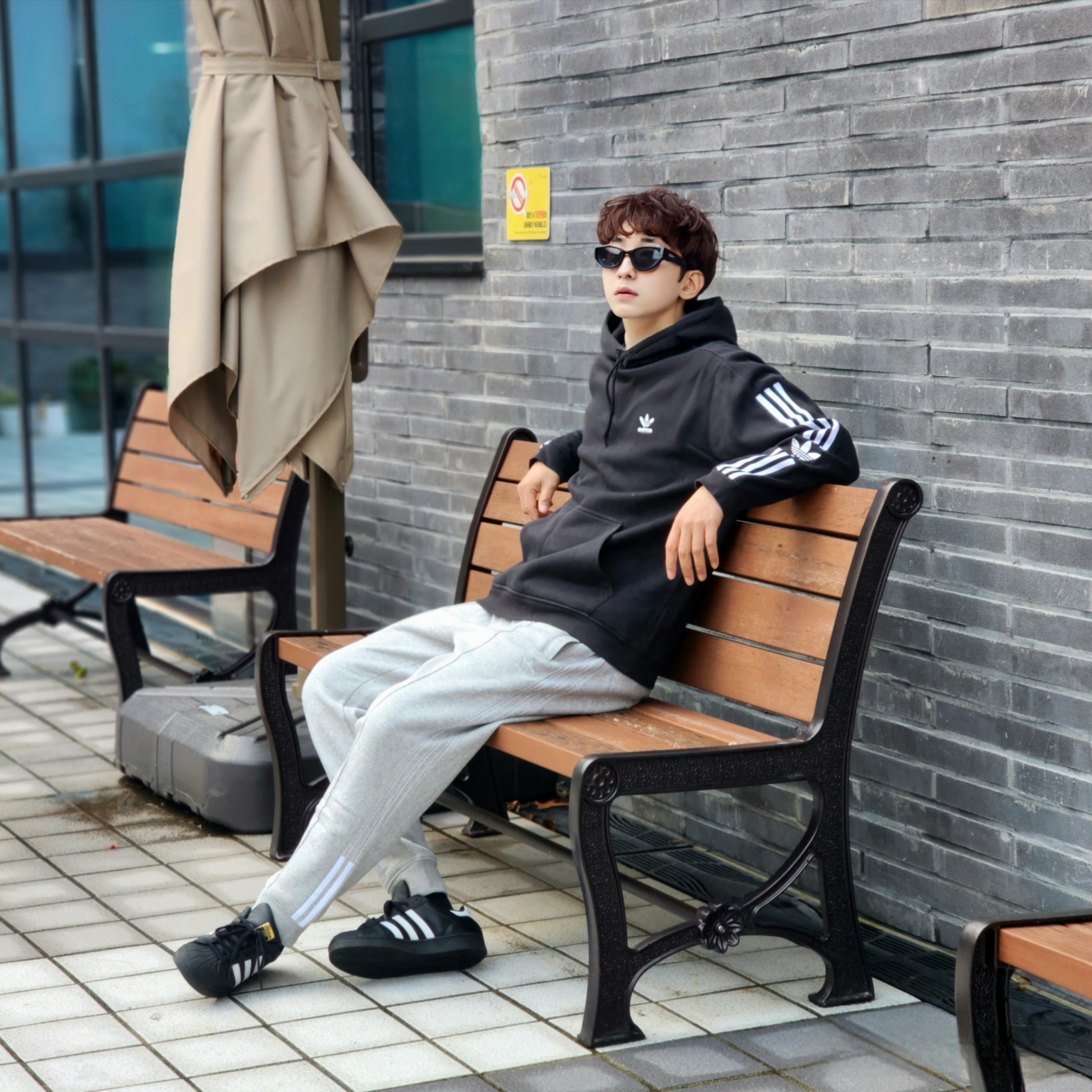 Adidas Superstar Core Black White 착용 스타일 - 3