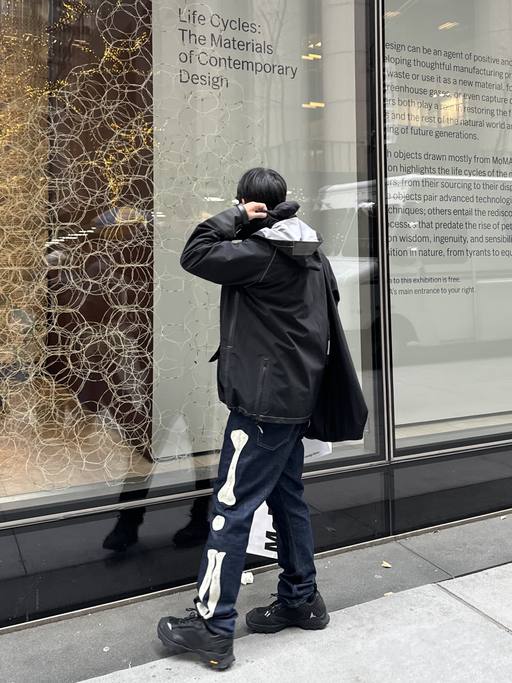 Barbour x And Wander 3L Jacket Black, Roa Hiking Shoulder Bag Black 착용 스타일
