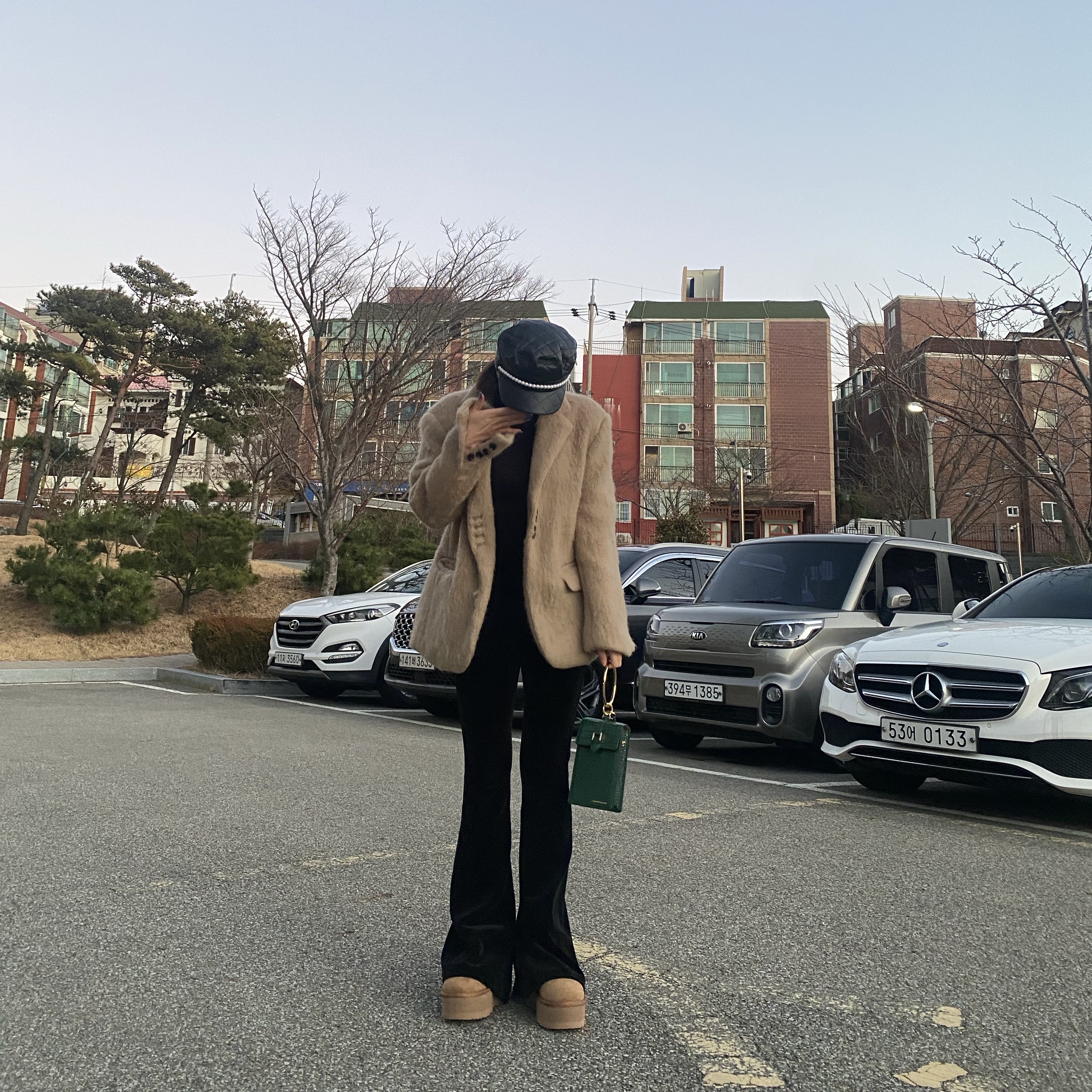(W) UGG Classic Ultra Mini Platform Boots Chestnut 착용 스타일 - 2