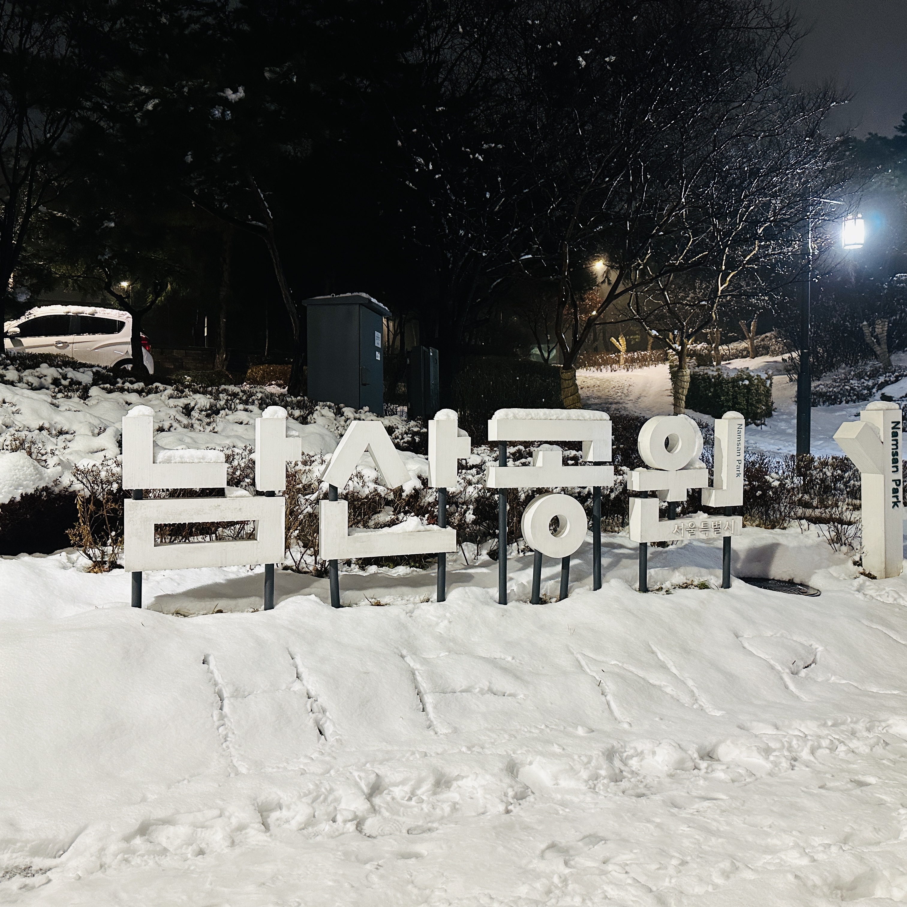 Apple AirPods Pro 2nd Gen (Korean Ver.), New Balance FuelCell SC Elite v3 White - 2E Wide 착용 스타일 - 10