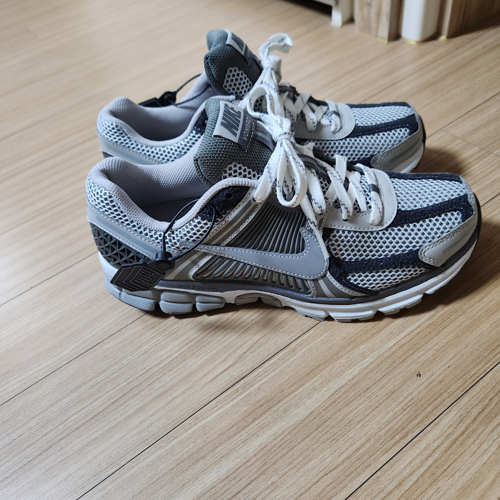 Nike Zoom Vomero 5 PRM Light Iron Ore and Flat Fewter 착용 스타일