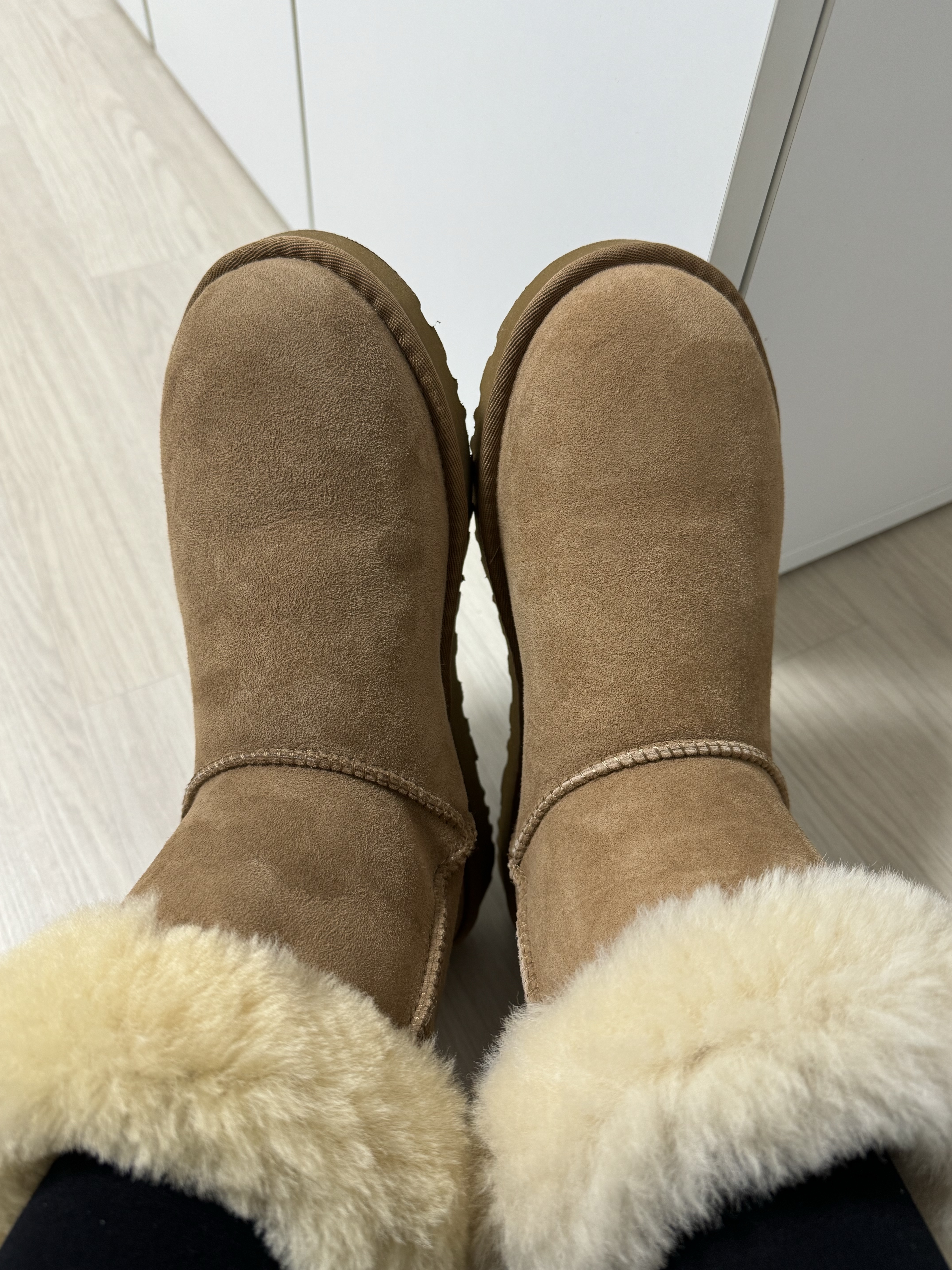 (W) UGG Classic Short II Boots Chestnut 착용 스타일 - 1