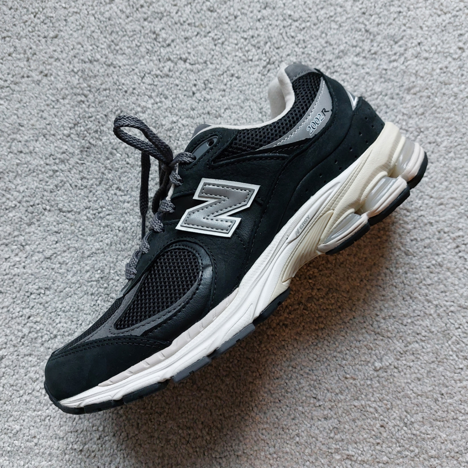 Adidas Tobacco Gruen Dark Brown, New Balance 2002R Premium Vintage Black 착용 스타일 - 6