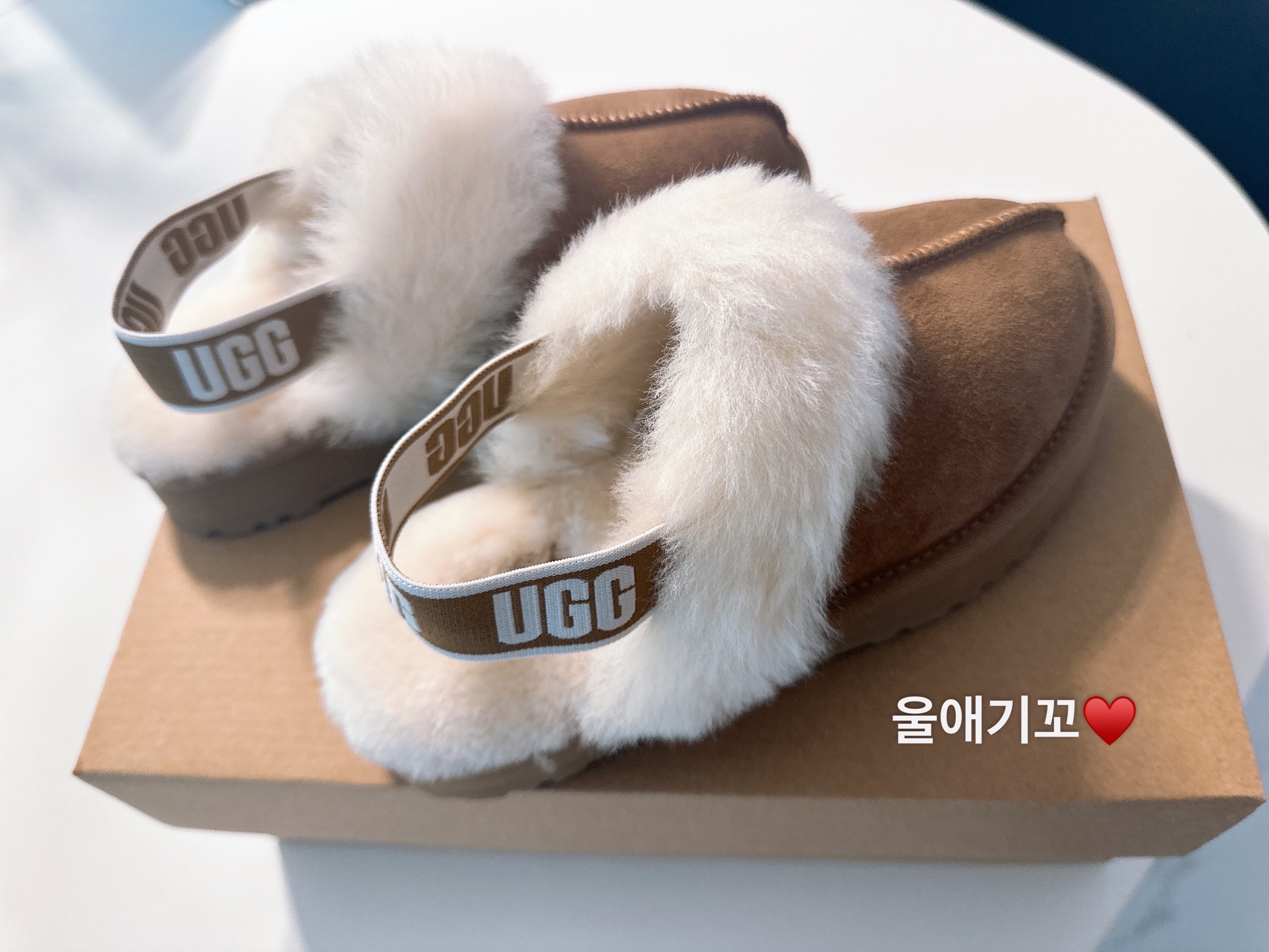 (Kids) UGG Funkette Slides Chestnut 착용 스타일
