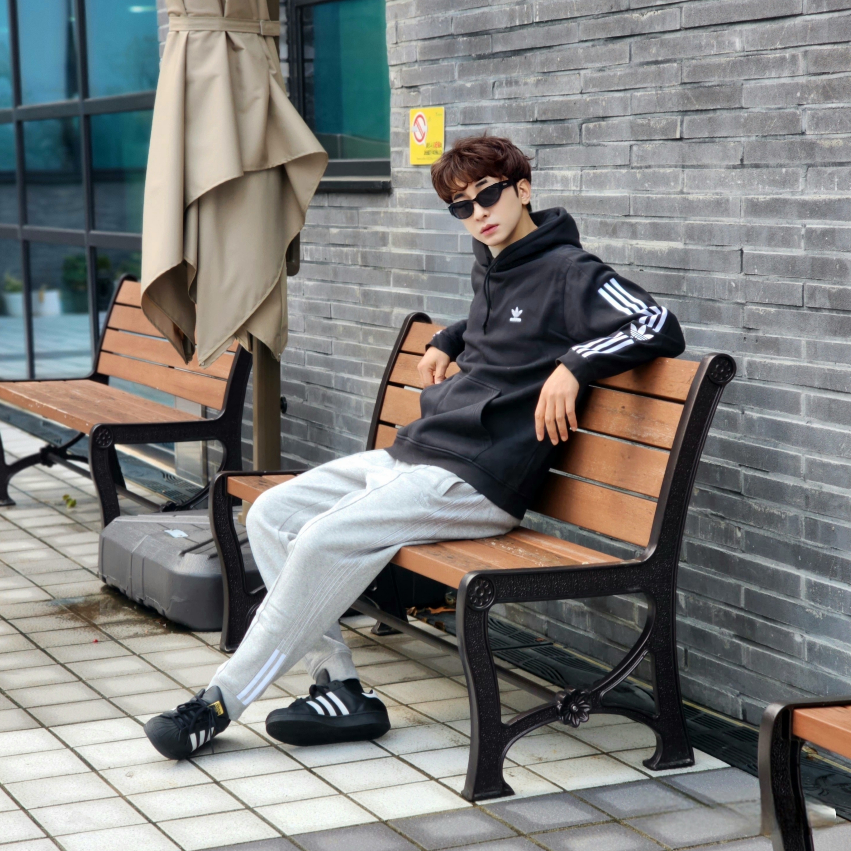 Adidas Superstar Core Black White 착용 스타일 - 4