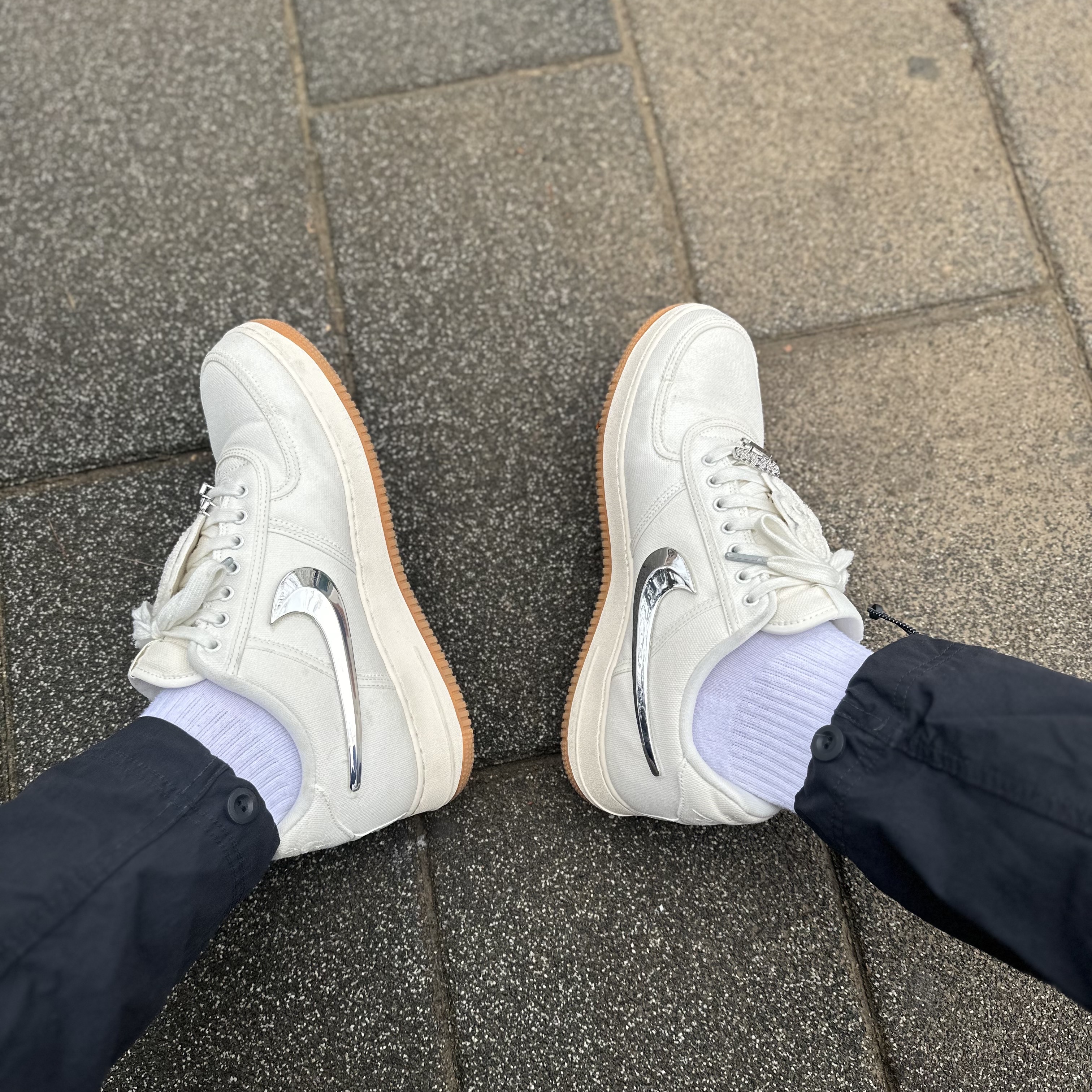 Nike x Travis Scott Air Force 1 Low Sail 착용 스타일 - 2