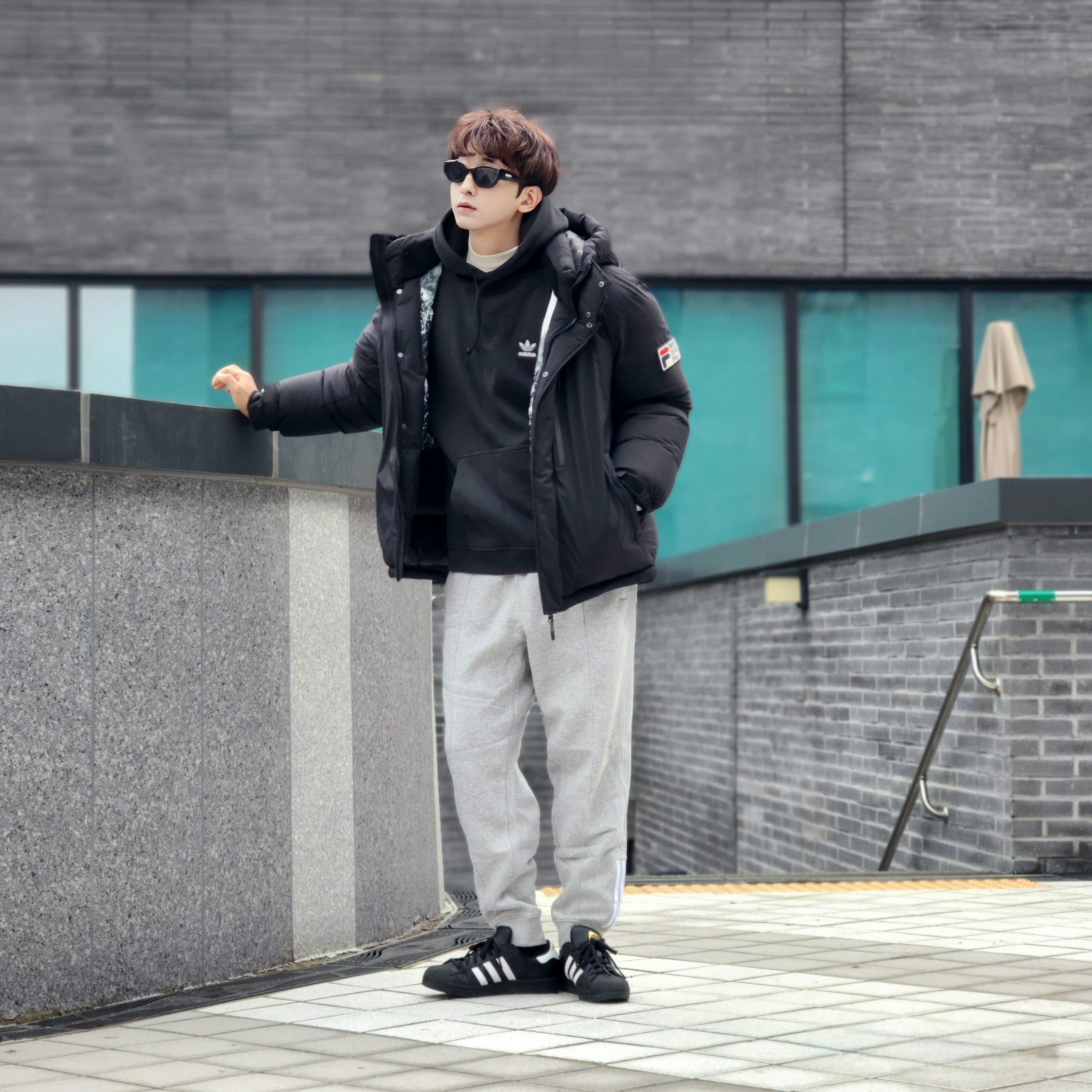 Adidas Superstar Core Black White 착용 스타일 - 3