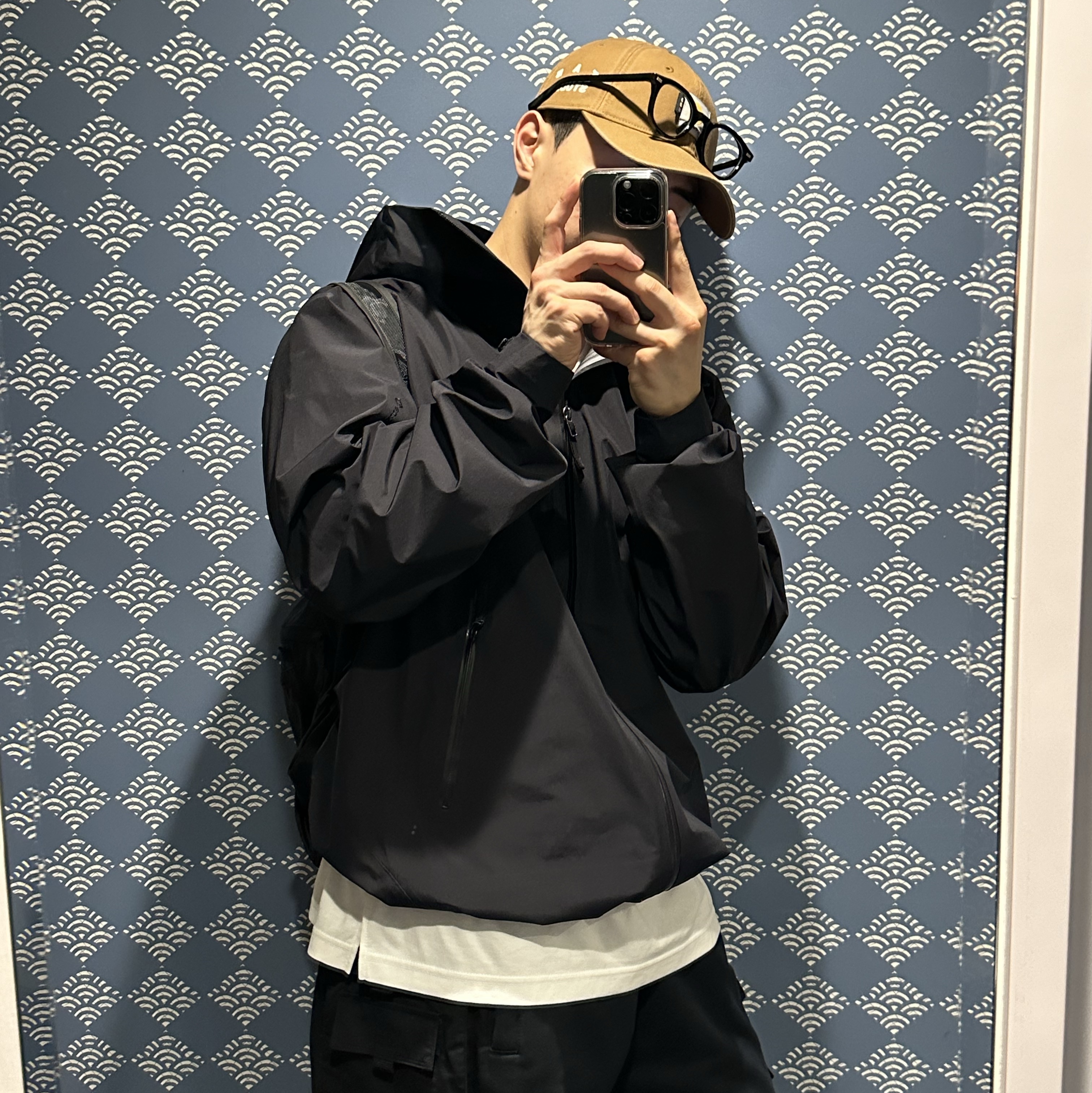 Arc'teryx Beta LT Jacket Black, Carhartt WIP x IAB Studio Canvas 6-Panel Cap Hamilton Brown 착용 스타일