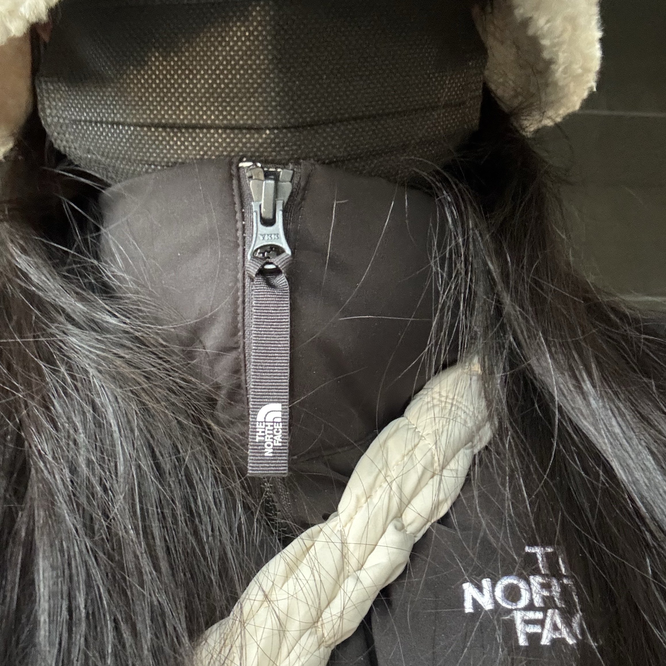 COS Quilted Oversized Shoulder Bag Off White Light Beige, (W) The North Face White Label Novelty Nuptse Down Jacket SE Silver 착용 스타일