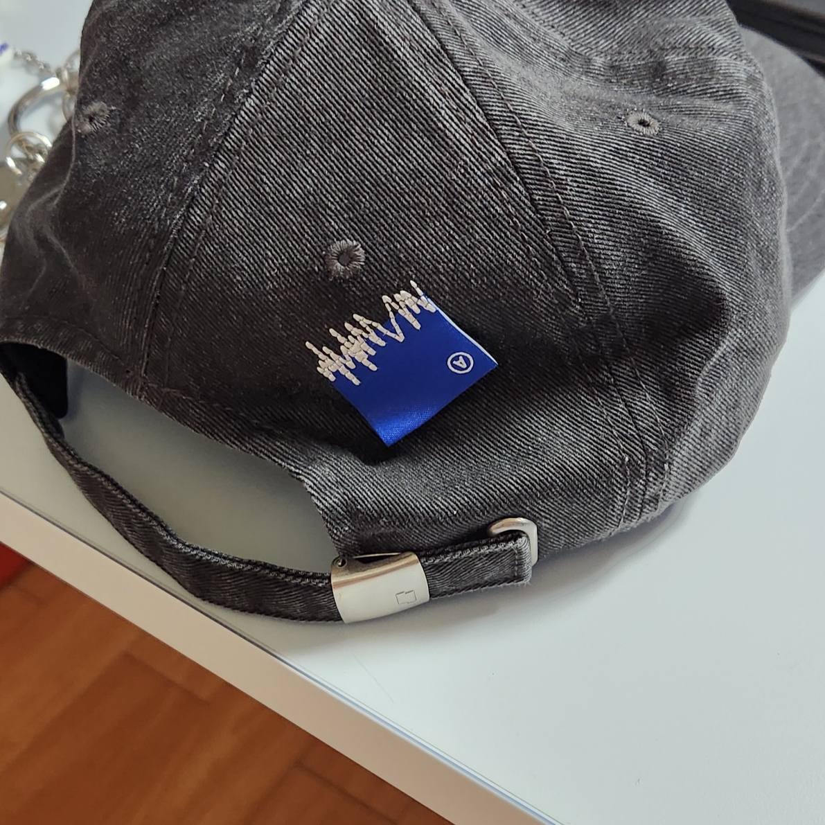 Ader Error Sig; TRS Tag Cap 01 Charcoal 착용 스타일 - 2
