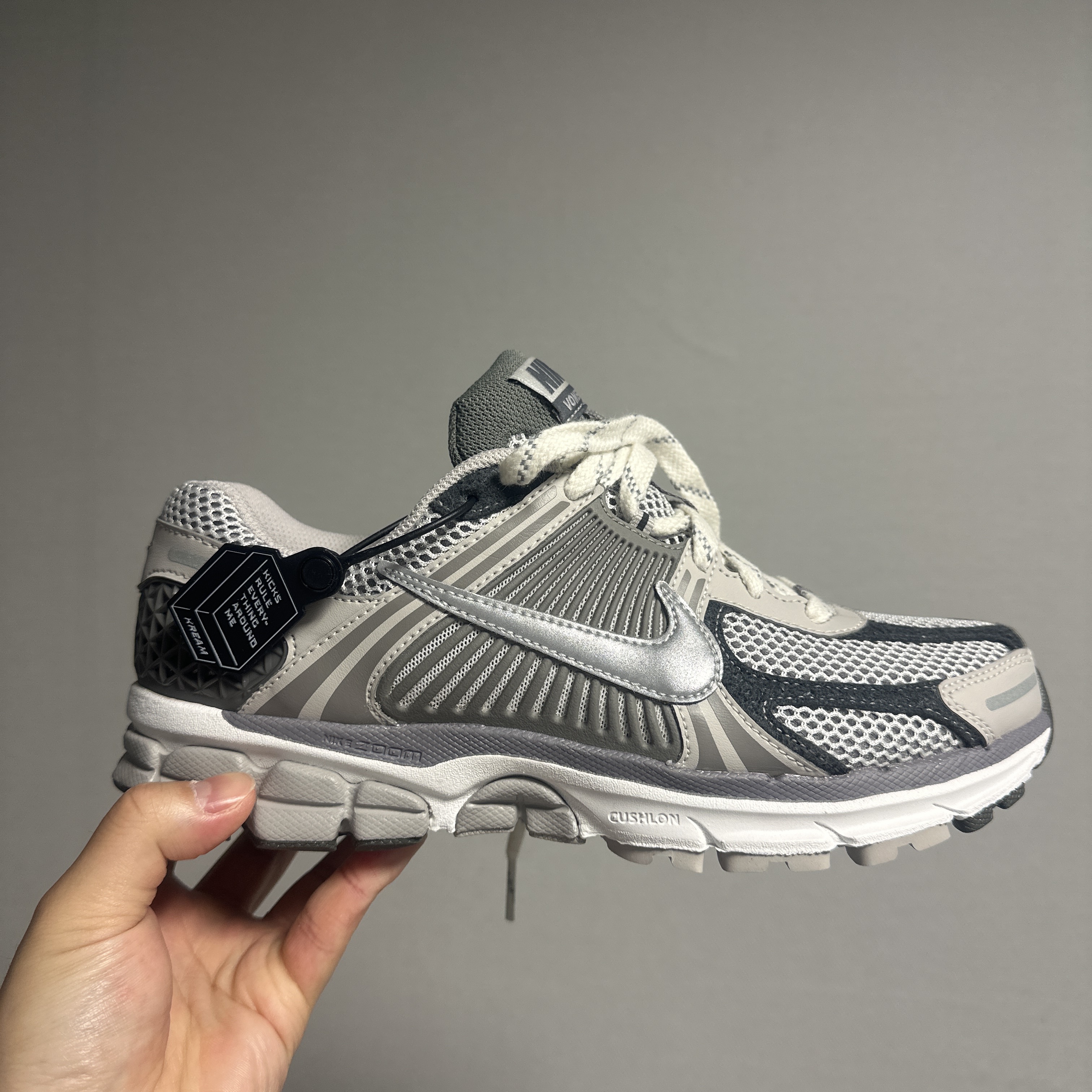 Nike Zoom Vomero 5 PRM Light Iron Ore and Flat Fewter 착용 스타일 - 1