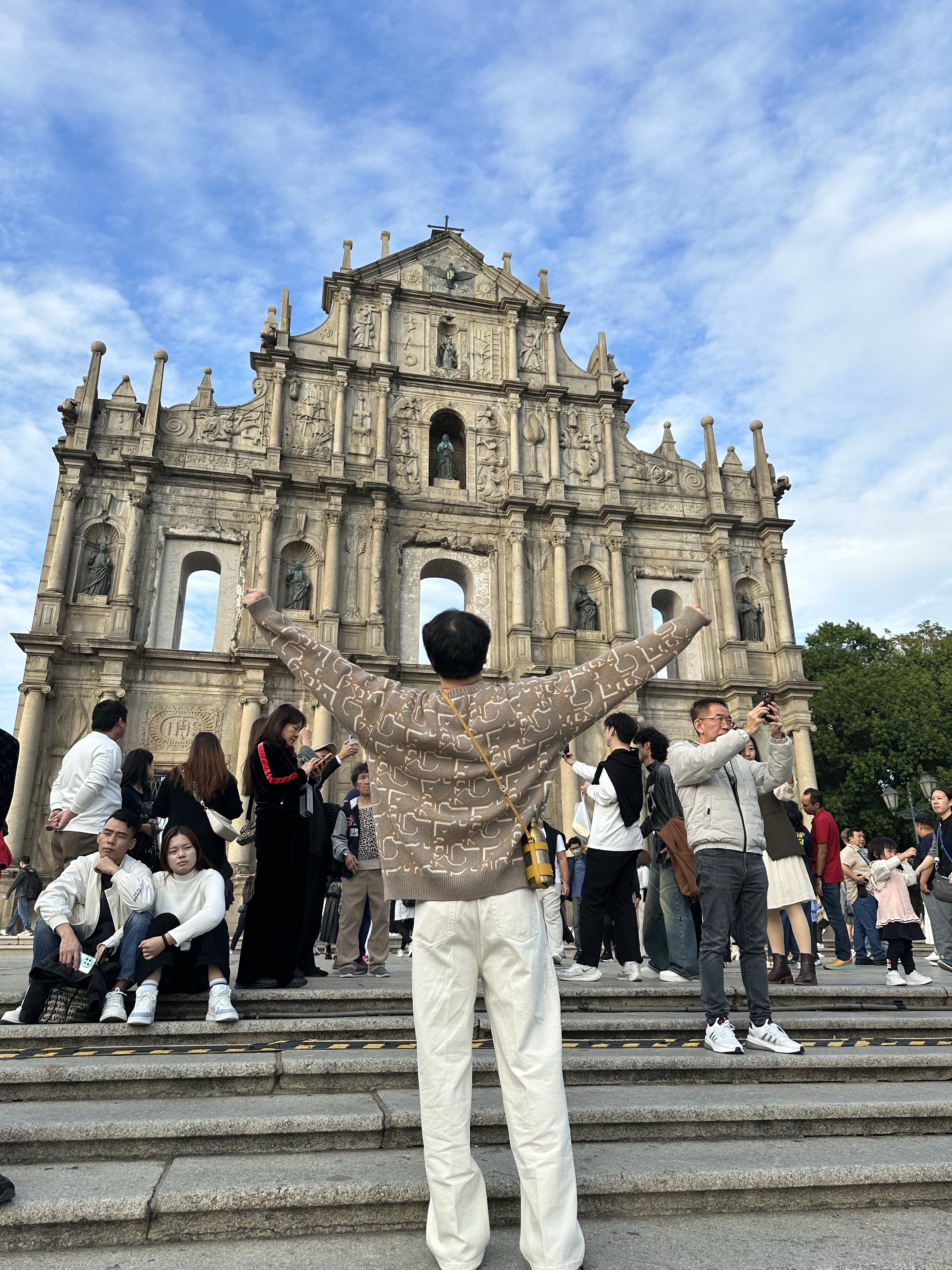 Dior x Cactus Jack Oversized Sleeveless Sweater Beige Brown, Dior x Sacai Bottle & Bottle Holder Navy Blue 착용 스타일