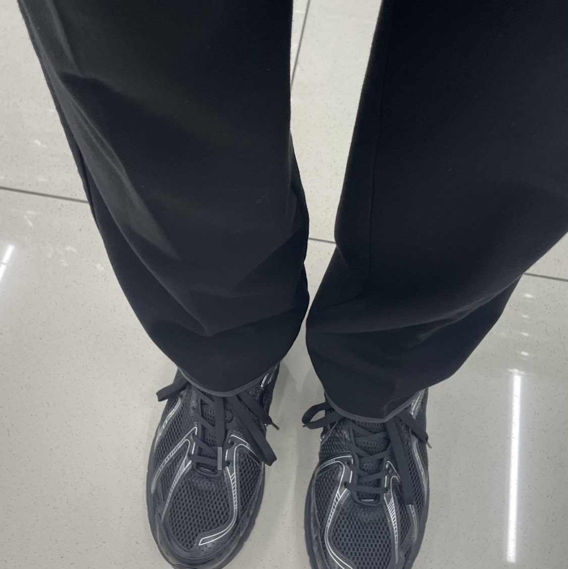 New Balance 1906R Black Silver Metallic 착용 스타일 - 2
