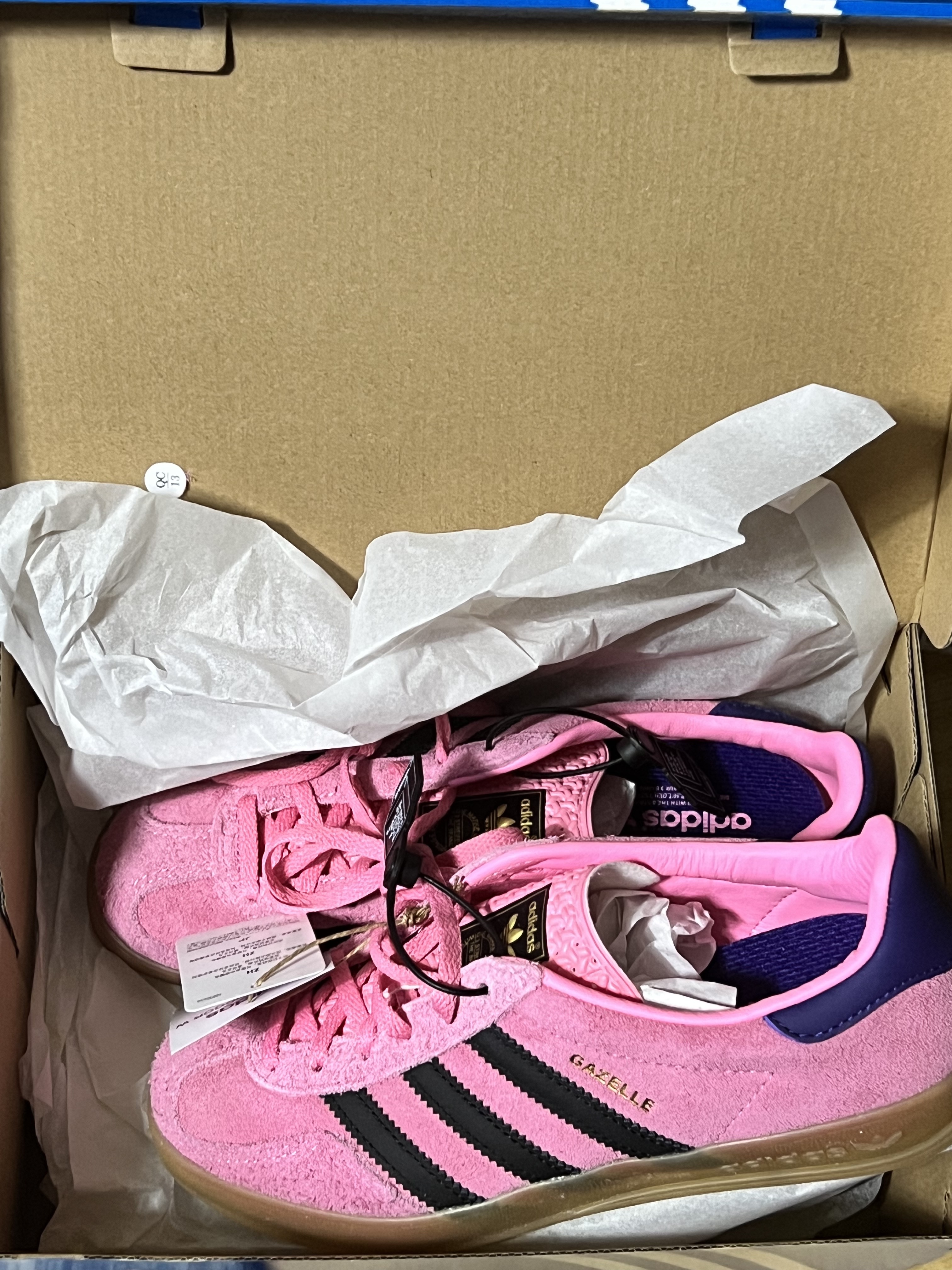(W) Adidas Gazelle Indoor Bliss Pink, (W) Matin Kim Matin Logo Coating Down Jumper Black 착용 스타일 - 1