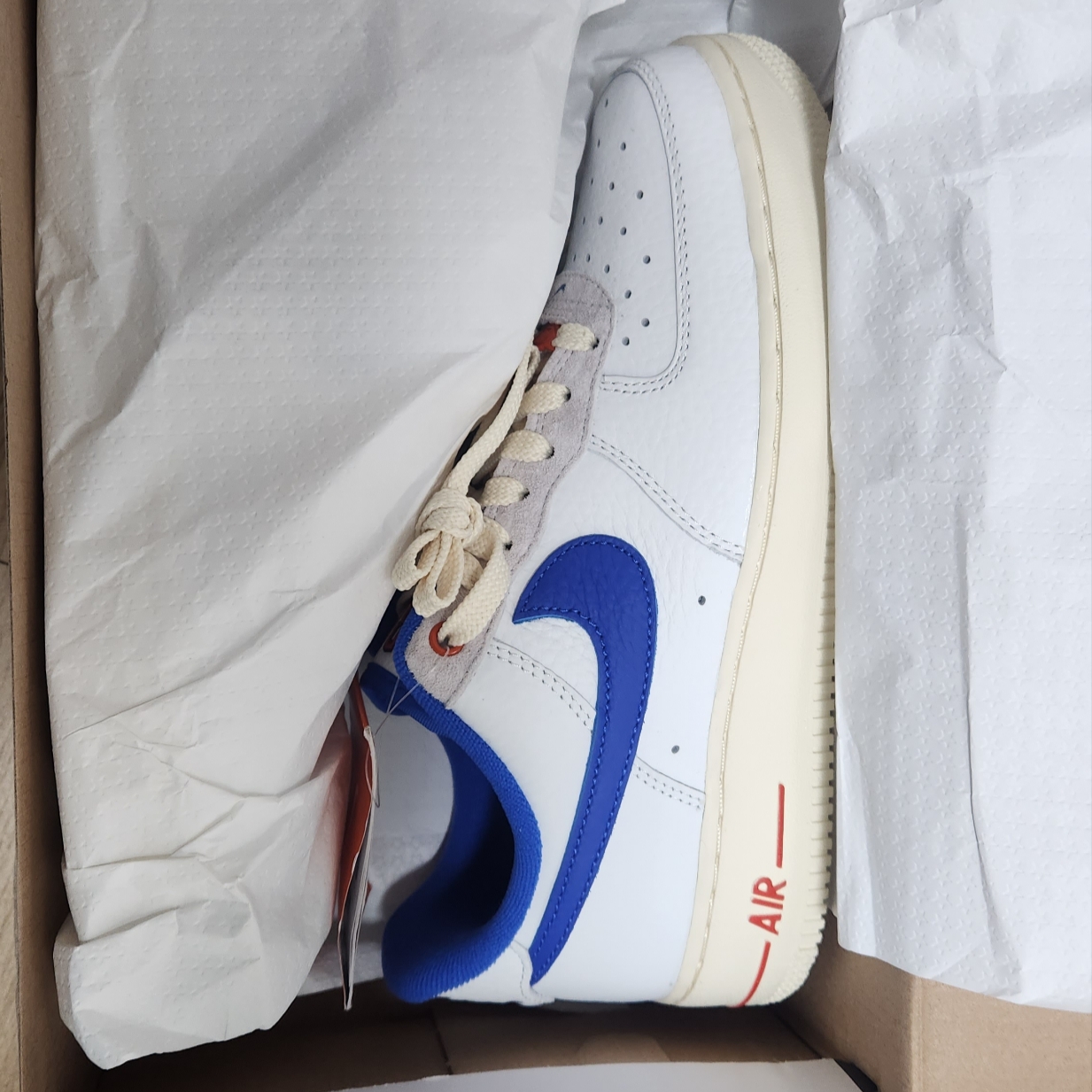 (W) Nike Air Force 1 '07 LX University Blue and Summit White 착용 스타일 - 1
