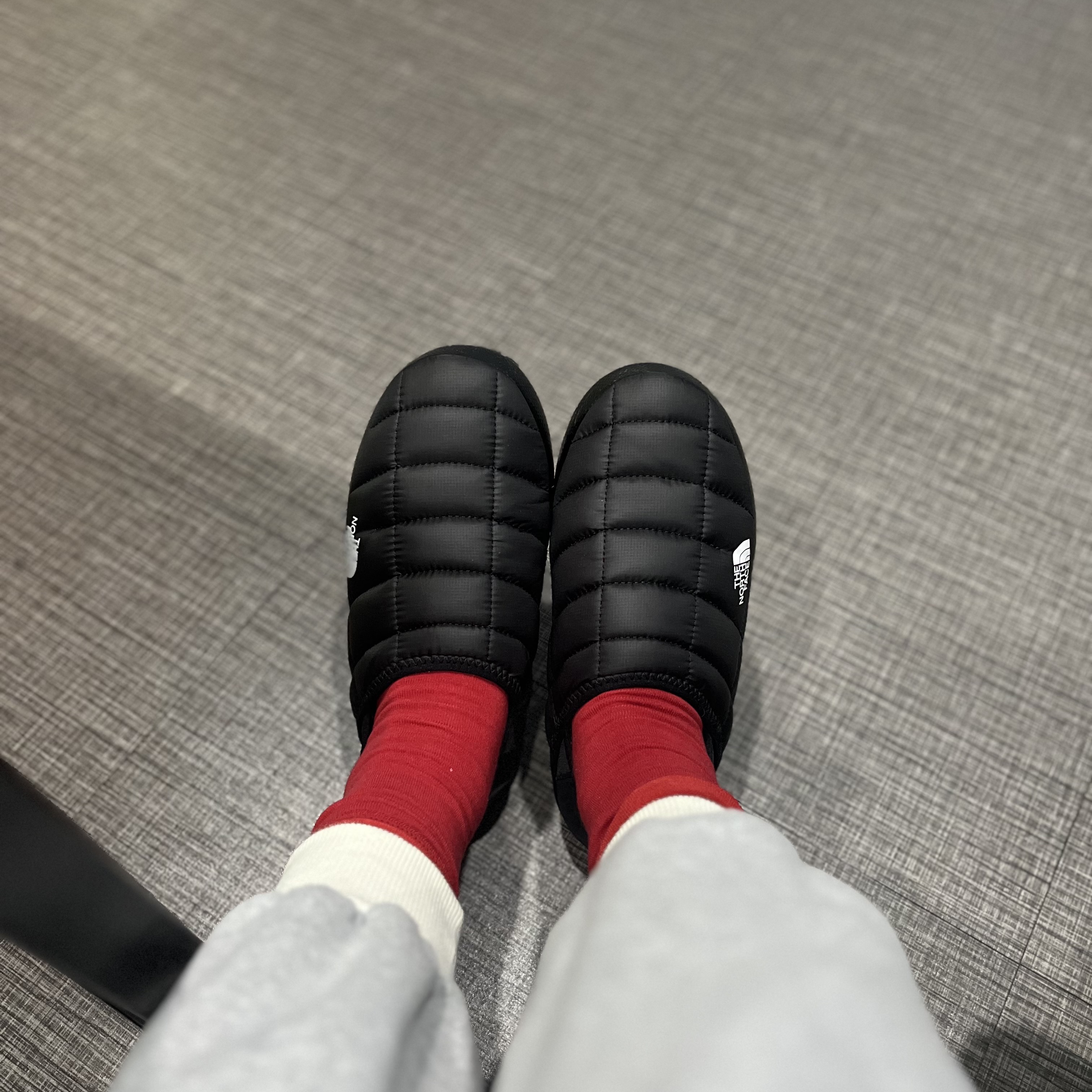 (W) The North Face Thermoball Traction Mule V Black 착용 스타일