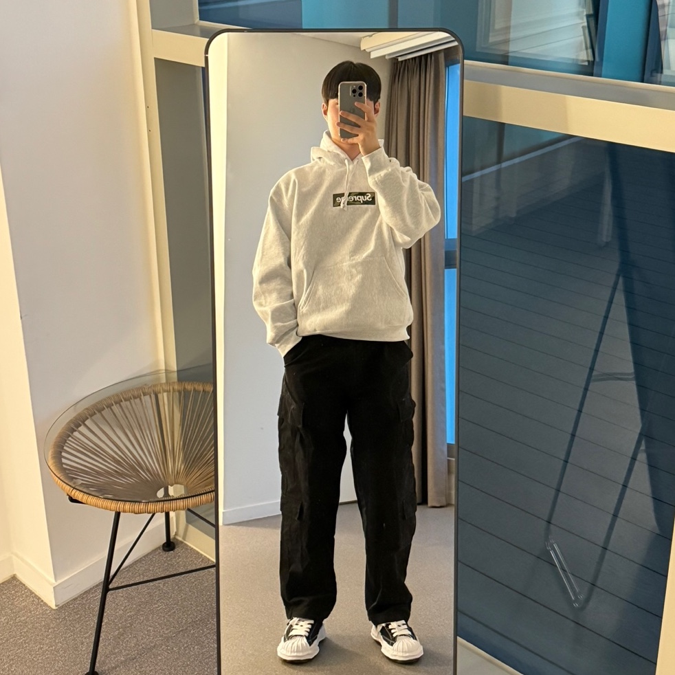 슈프림 박스로고 후드 스웨트셔츠 애쉬 그레이 - 23FW, 메종 미하라 야스히로 블레이키 OG 솔 캔버스 로우탑 스니커즈 블랙 화이트 착용 스타일 - 2