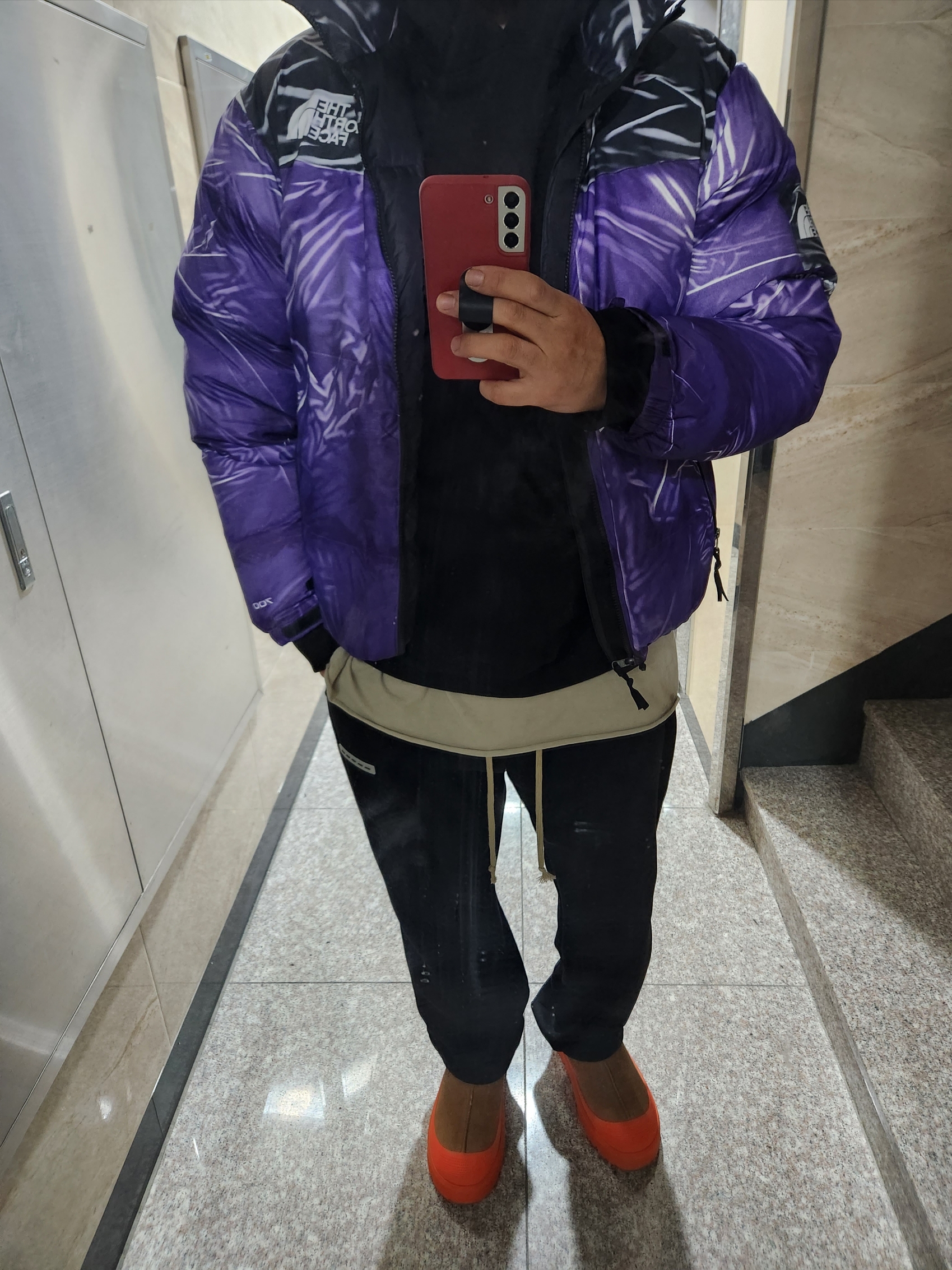 Supreme x The North Face Trompe L’oeil Printed Nuptse Jacket Purple - 23SS, UGG Tasman Weather Hybrid Chestnut Orange 착용 스타일 - 3