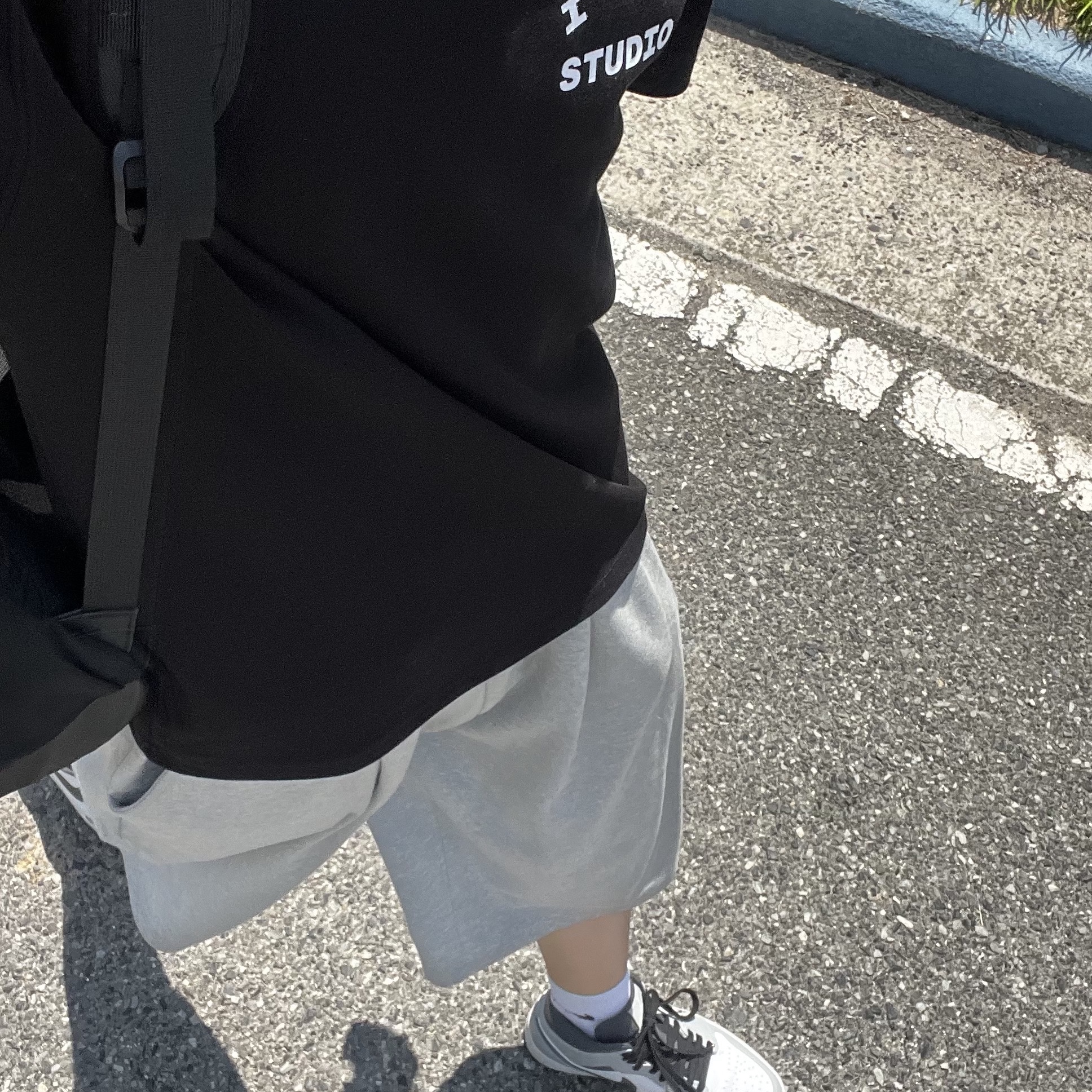 Jordan 1 Mid Light Smoke Grey Anthracite, IAB Studio 10th Anniversary T-Shirt Black 착용 스타일
