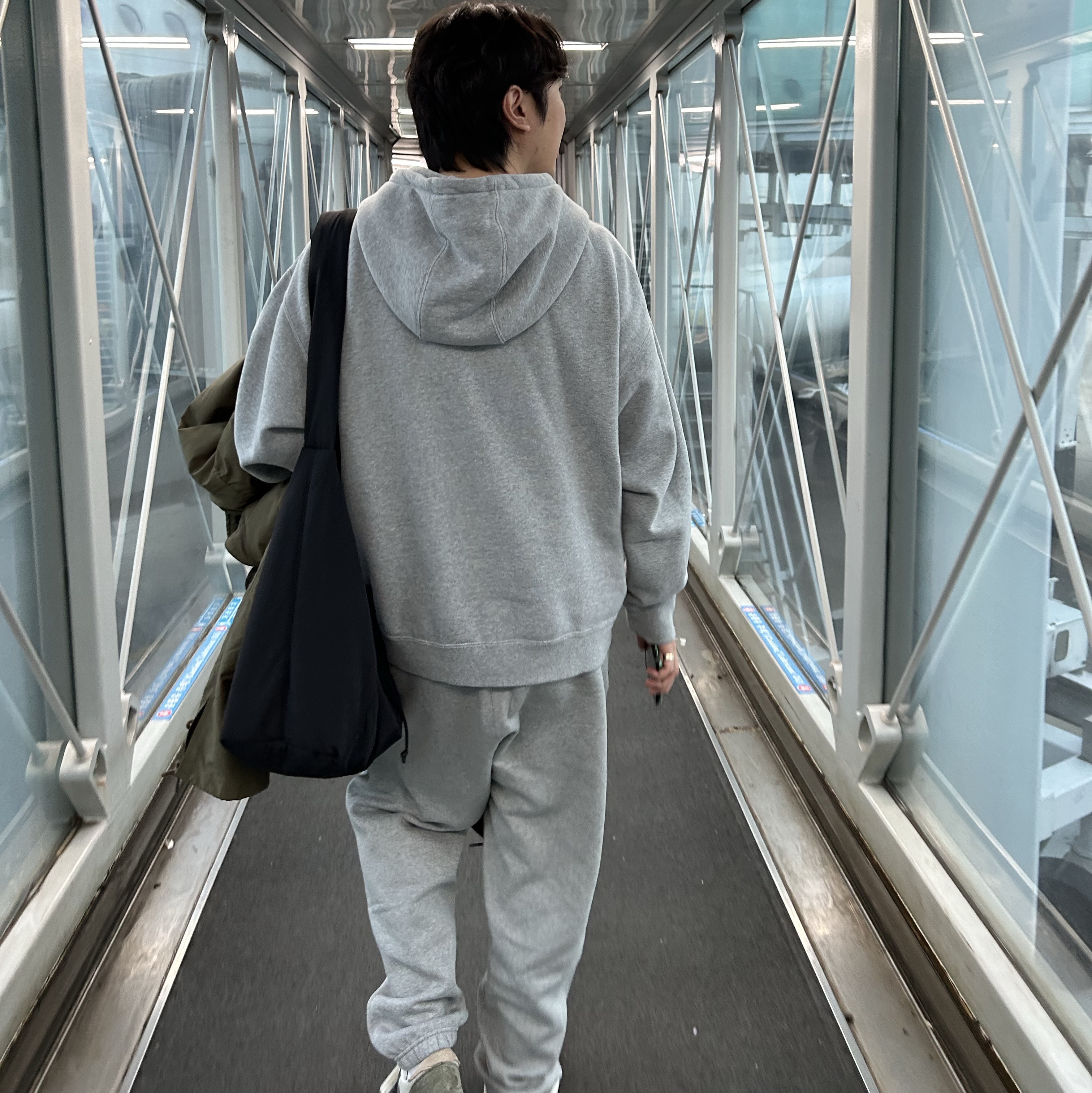 Nike NRG Solo Swoosh Fleece Pants Dark Grey Heather - US/EU, New Balance 990v1 Made in USA Olive 착용 스타일 - 1