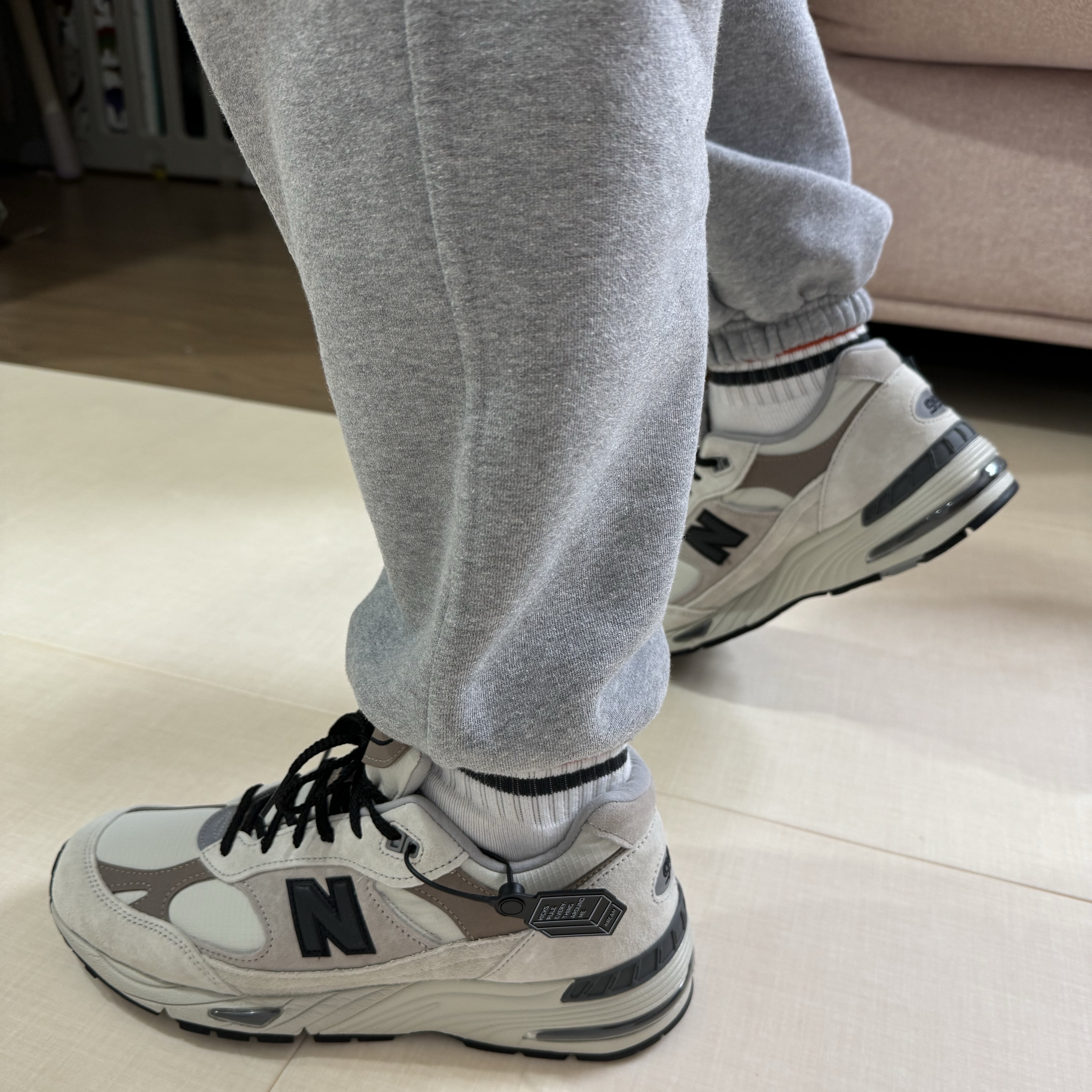 New Balance 991 Made in UK Cream Beige 착용 스타일 - 2
