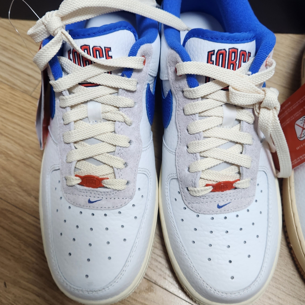 (W) Nike Air Force 1 '07 LX University Blue and Summit White 착용 스타일 - 3
