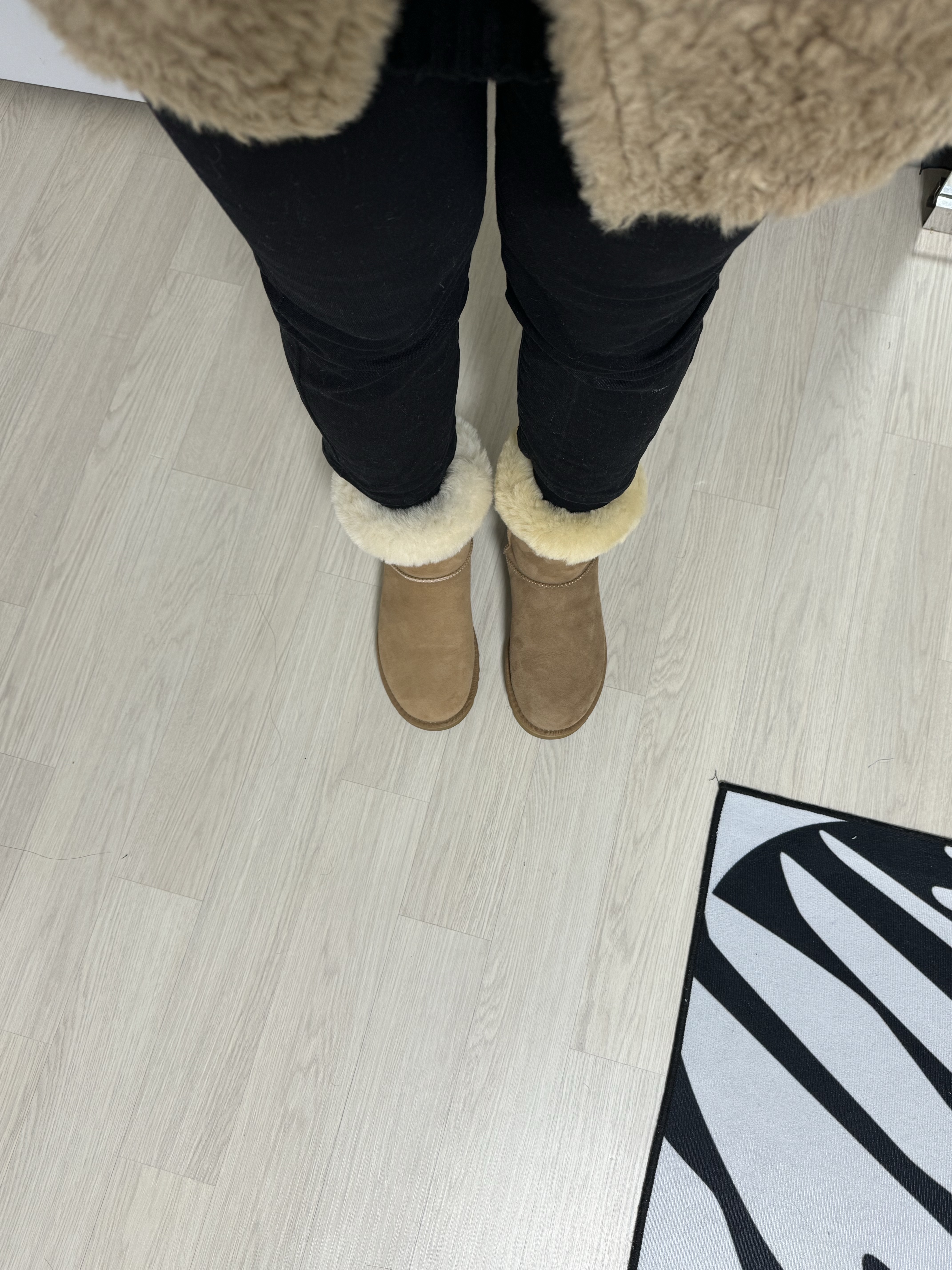 (W) UGG Classic Short II Boots Chestnut 착용 스타일 - 6