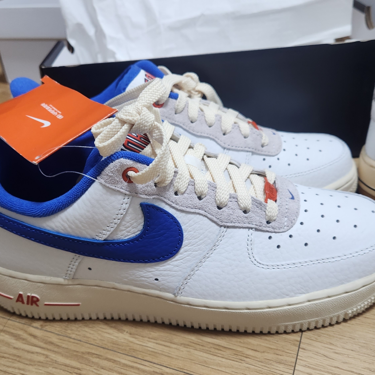 (W) Nike Air Force 1 '07 LX University Blue and Summit White 착용 스타일 - 2
