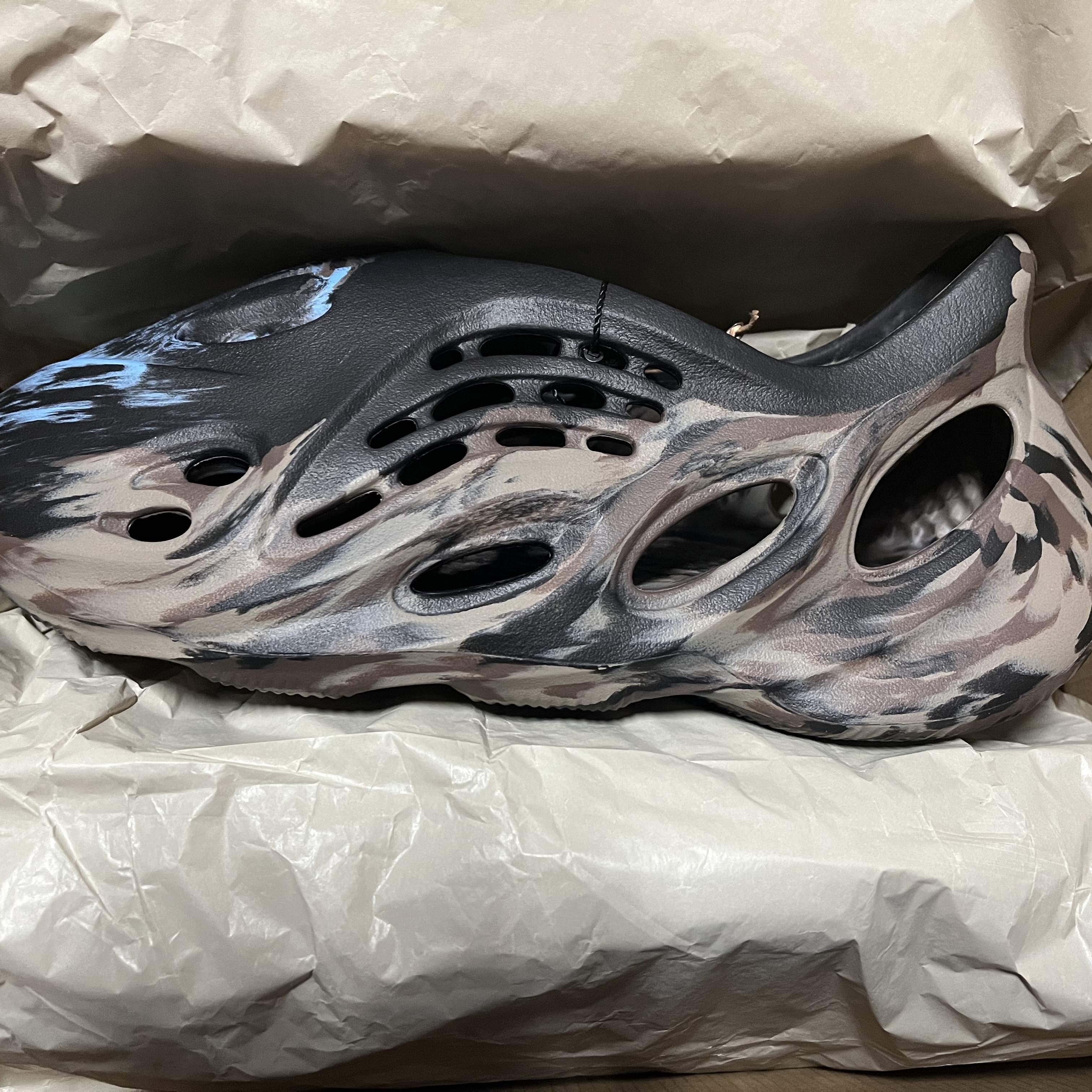 Adidas Yeezy Foam RNNR MX Cinder 착용 스타일