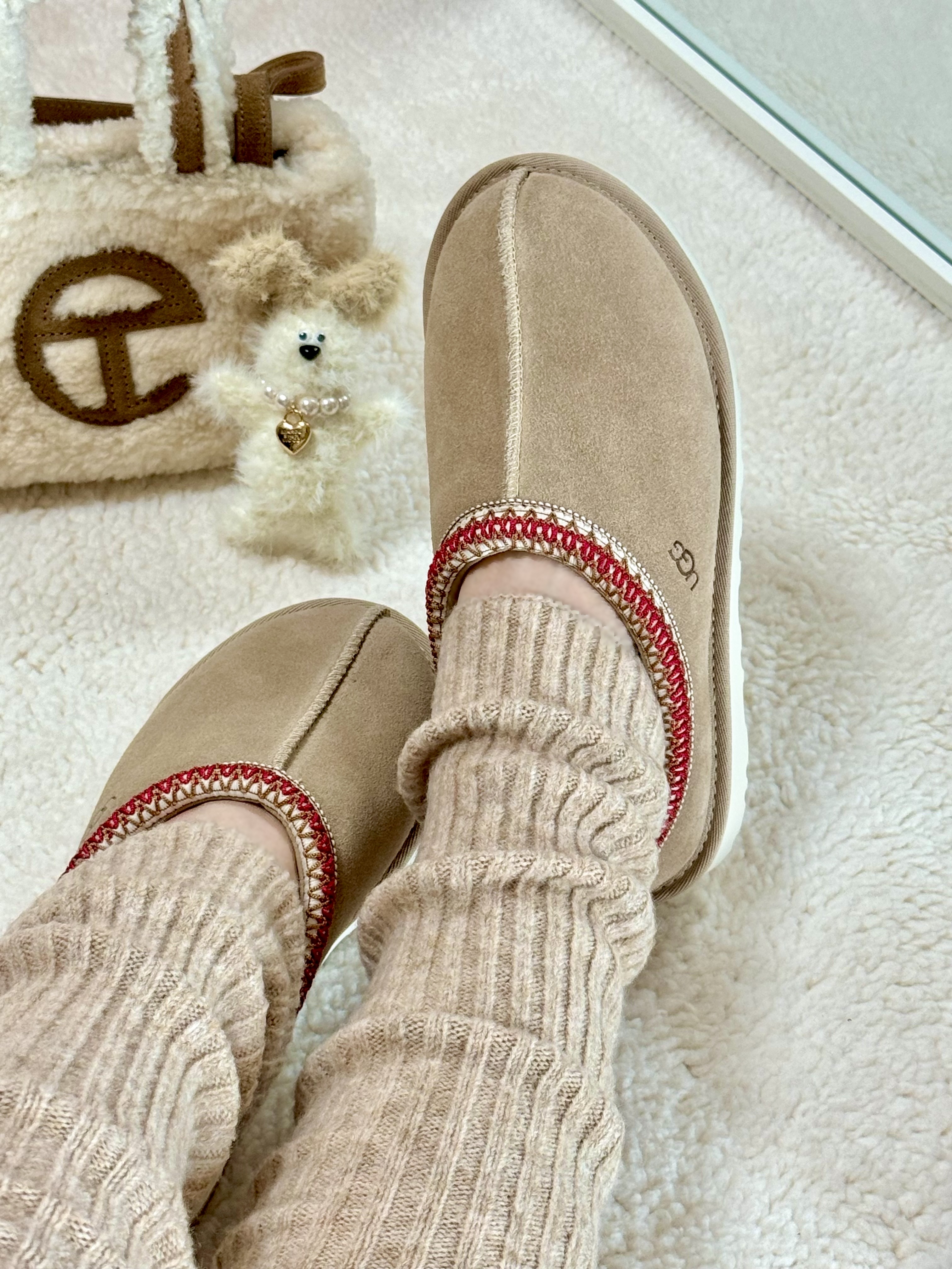 (W) UGG Tasman Slipper Sand Dark Cherry, Margesherwood Wood Baby Keyring White 착용 스타일 - 5