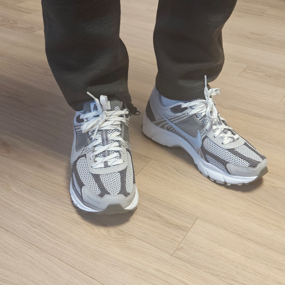 Nike Zoom Vomero 5 PRM Light Iron Ore and Flat Fewter 착용 스타일
