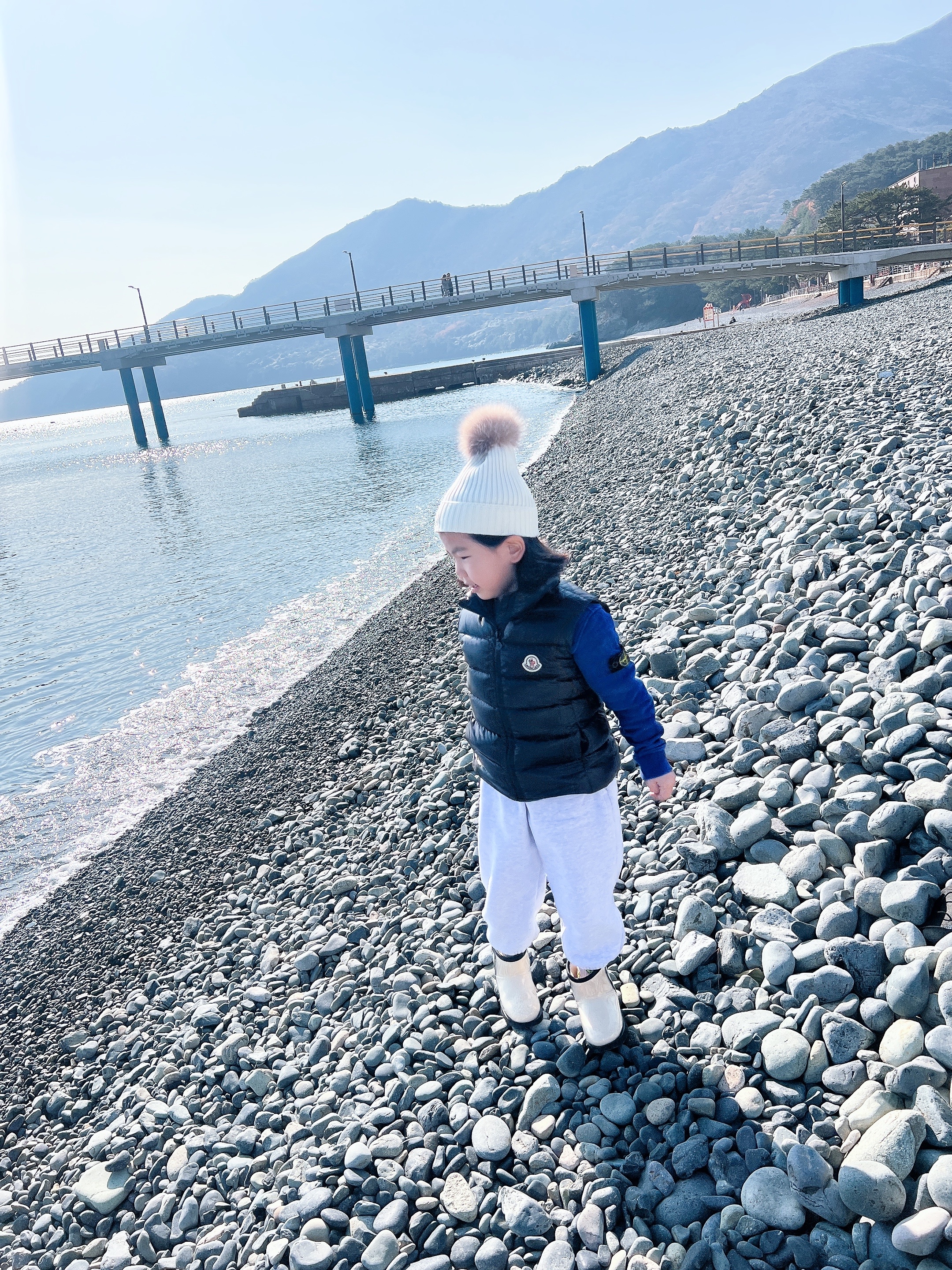 (Kids) Moncler Tib Down Vest Night Blue - 23FW, (Kids) Stone Island 60160 Crewneck Sweatshirt Black - 24SS 착용 스타일