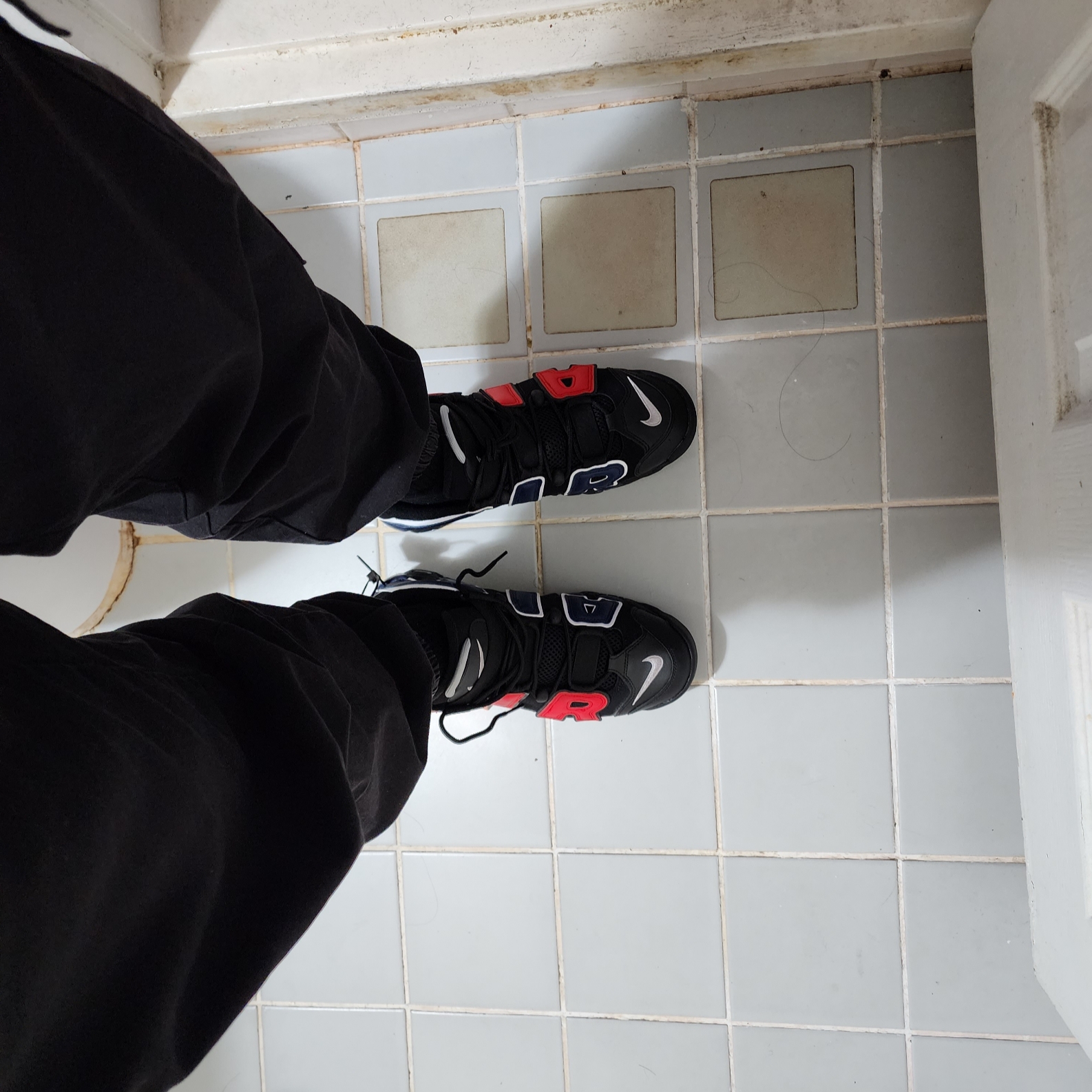Nike Air More Uptempo 96 Black University Red 착용 스타일