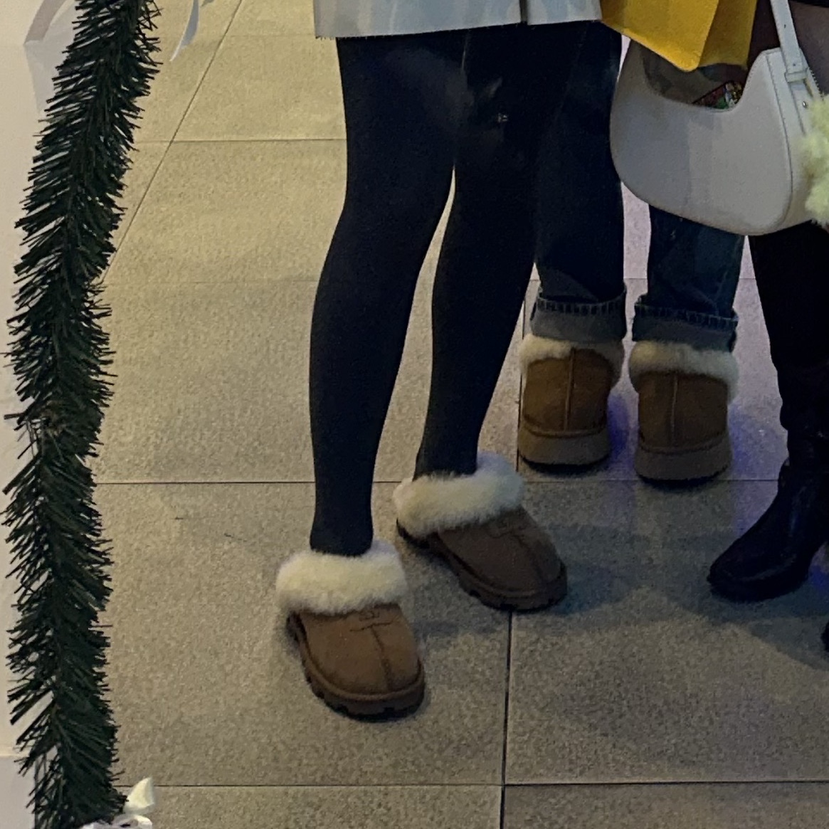 (W) UGG Coquette Slipper Chestnut 착용 스타일