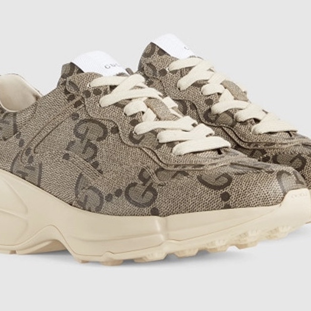 (W) Gucci Rhyton 100th Anniversary Sneakers GG Supreme Beige Ebony 착용 스타일 - 1