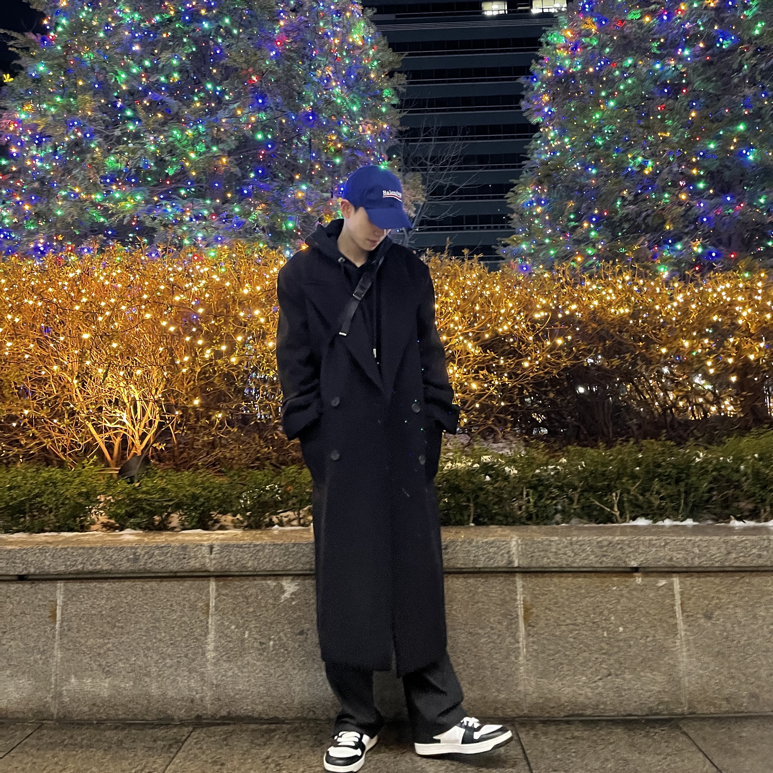 Balenciaga Political Campaign Cap Blue, Wooyoungmi Square Mini Bag Black 착용 스타일