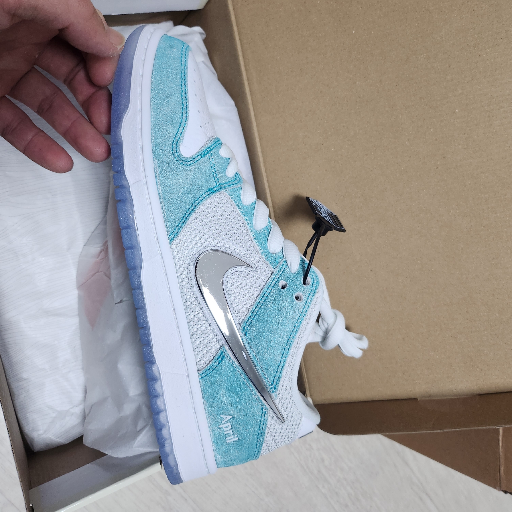 Nike x April Skateboards SB Dunk Low Pro QS Racer Blue Metallic Silver 착용 스타일 - 3