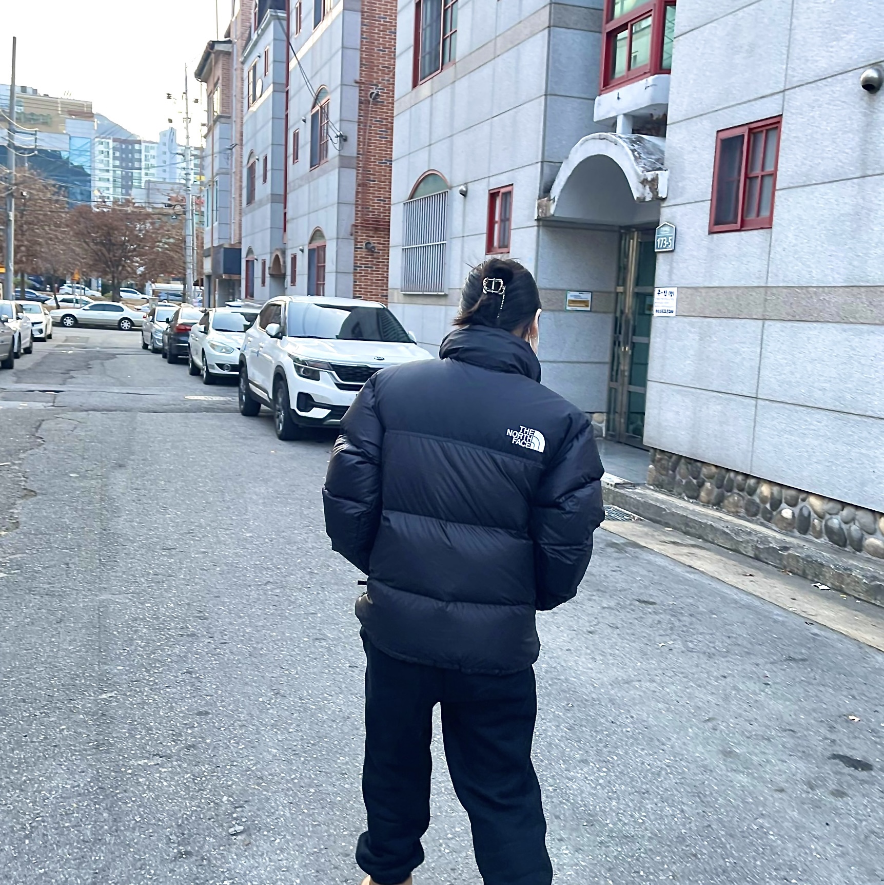 The North Face 1996 Eco Nuptse Jacket Black, (W) UGG Classic Mini II Boots Chestnut 착용 스타일