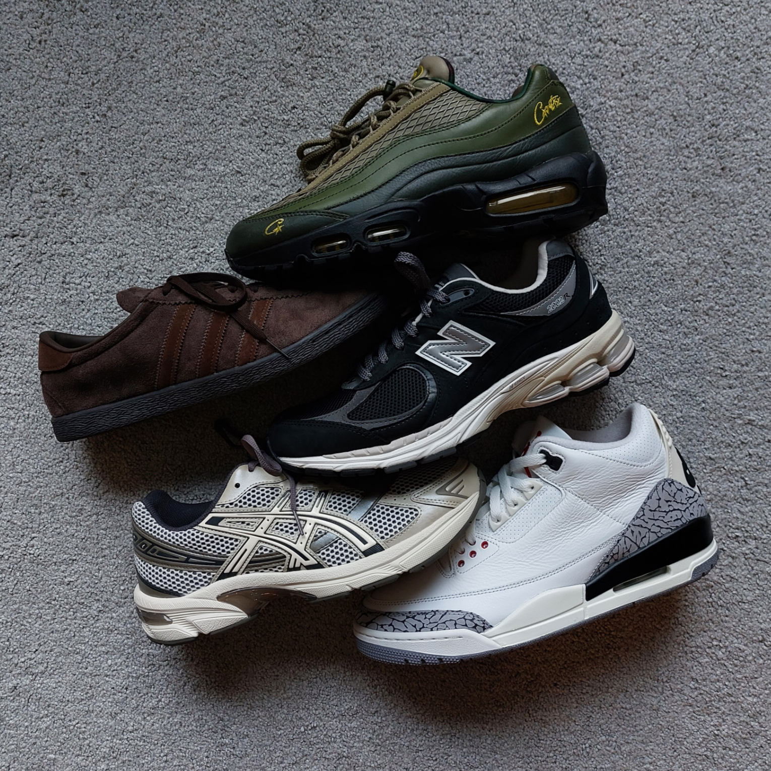 Adidas Tobacco Gruen Dark Brown, New Balance 2002R Premium Vintage Black 착용 스타일 - 1