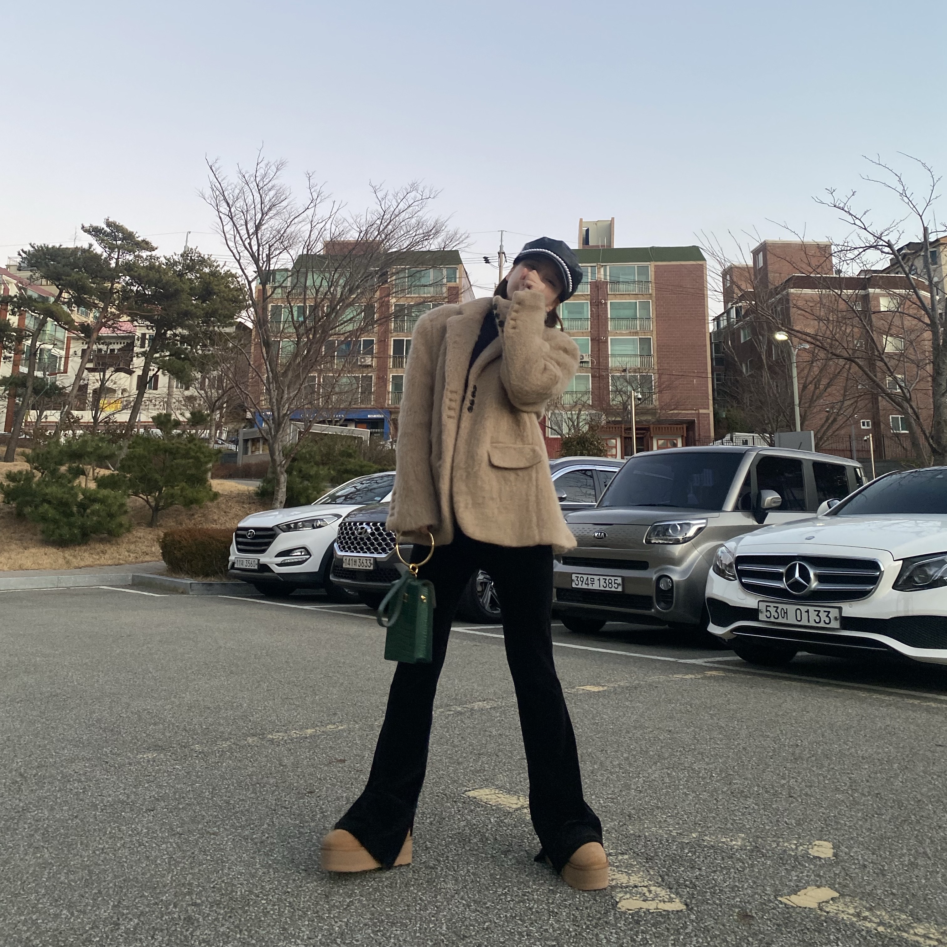 (W) UGG Classic Ultra Mini Platform Boots Chestnut 착용 스타일 - 1