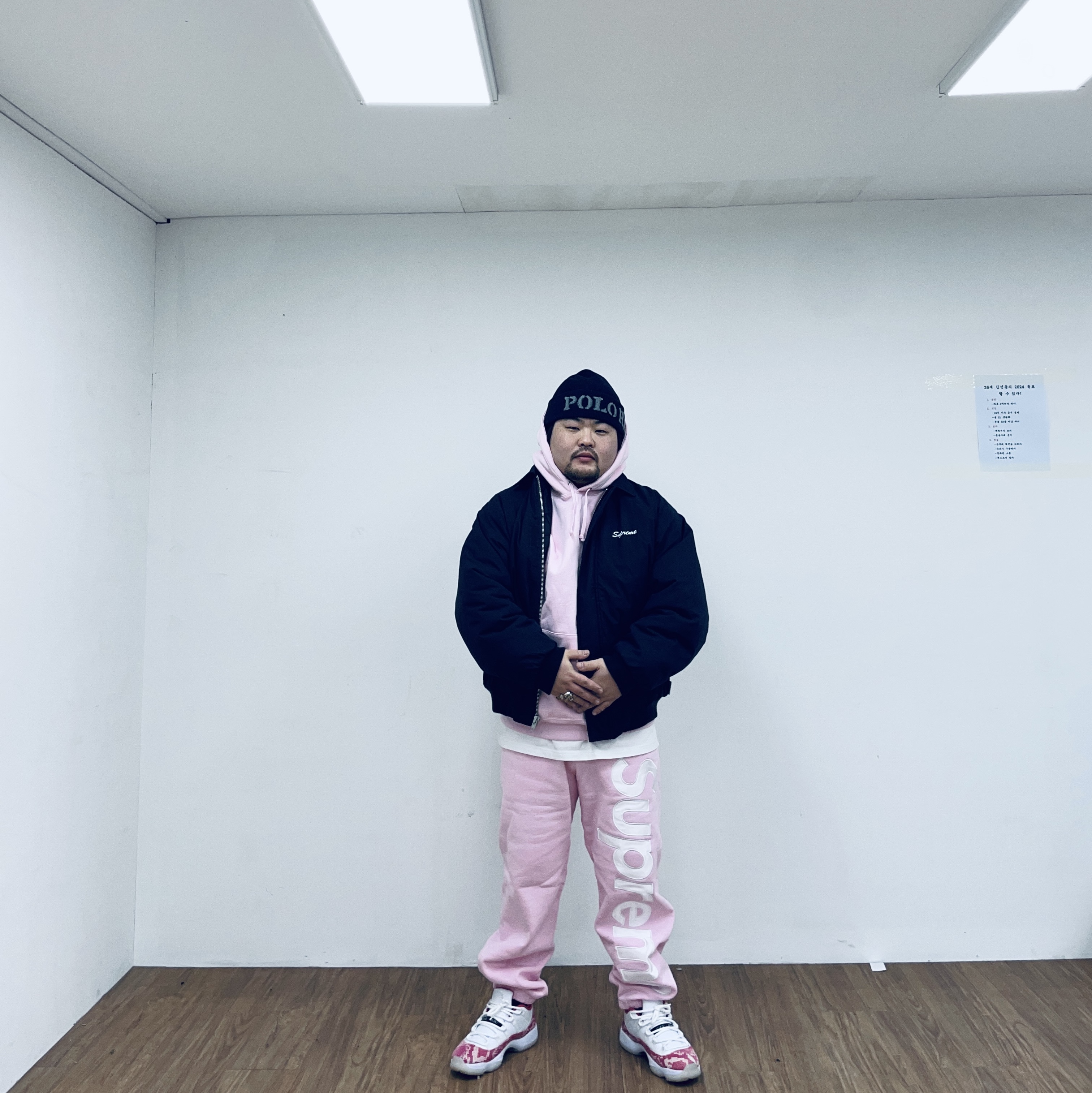 Supreme Satin Applique Sweatpants Light Pink - 23FW, Supreme Satin Applique Hooded Sweatshirt Light Pink - 23FW 착용 스타일 - 1