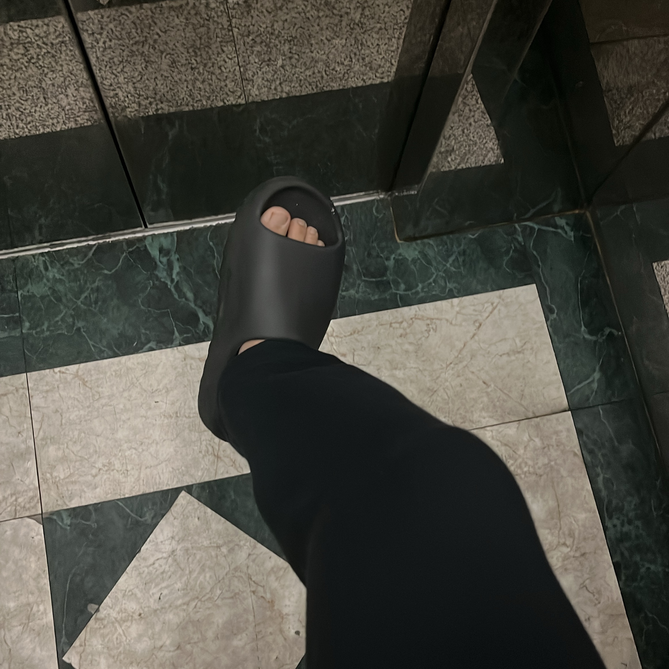 Adidas Yeezy Slide Onyx 착용 스타일