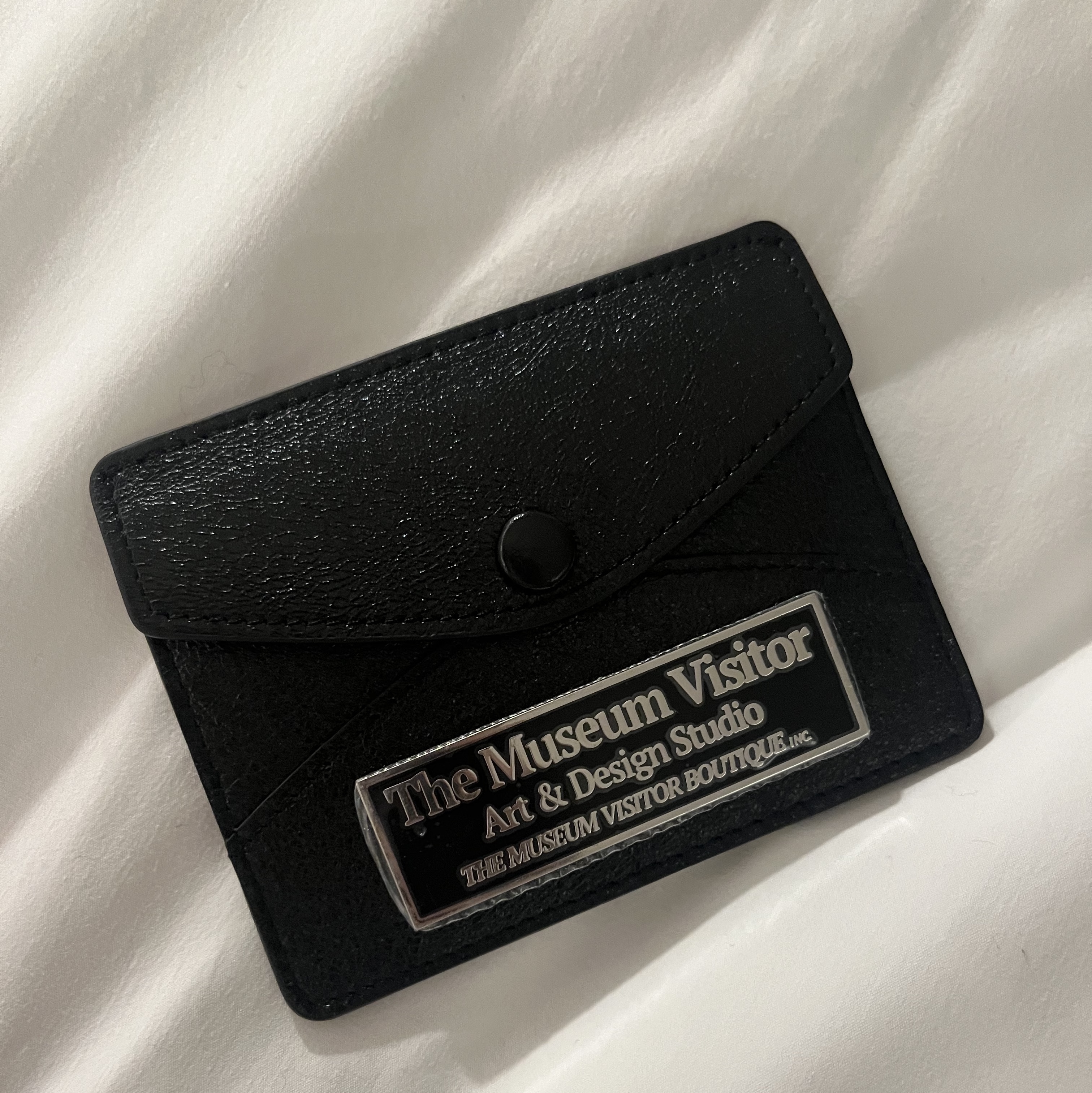 The Museum Visitor Metal Logo Card Wallet Black 착용 스타일