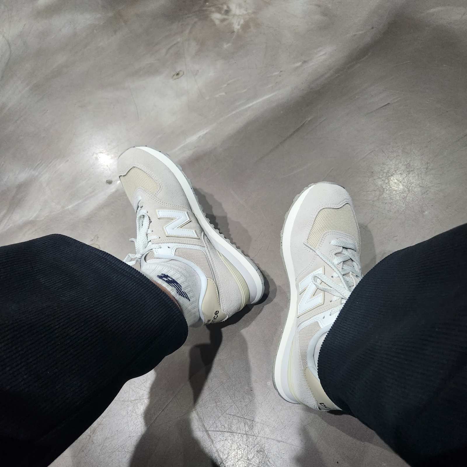 New Balance 574 White Grey 착용 스타일