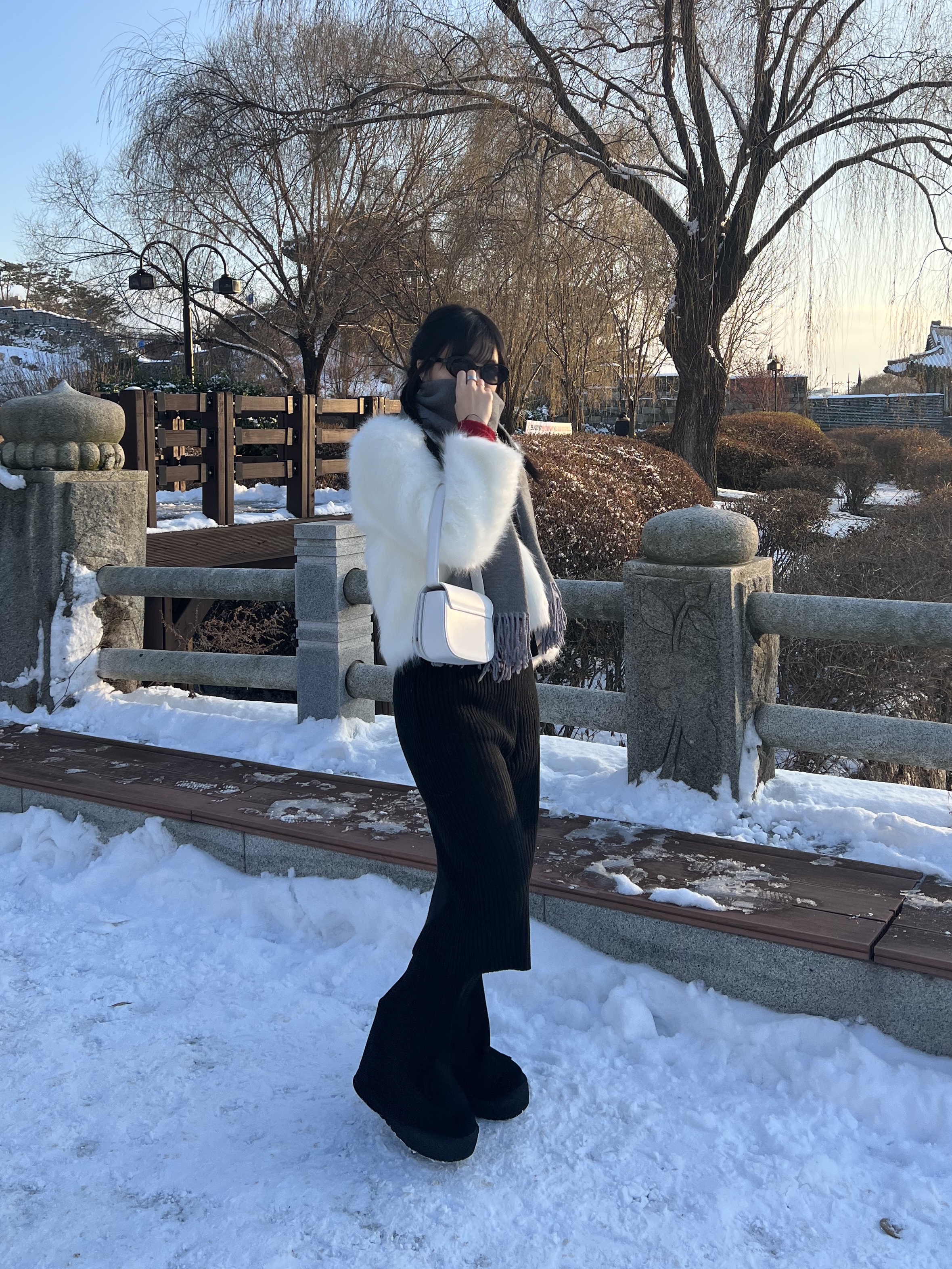 Diesel 1DR Shoulder Bag in Nappa Leather White, (W) UGG Classic Mini Platform Boots Black 착용 스타일 - 4
